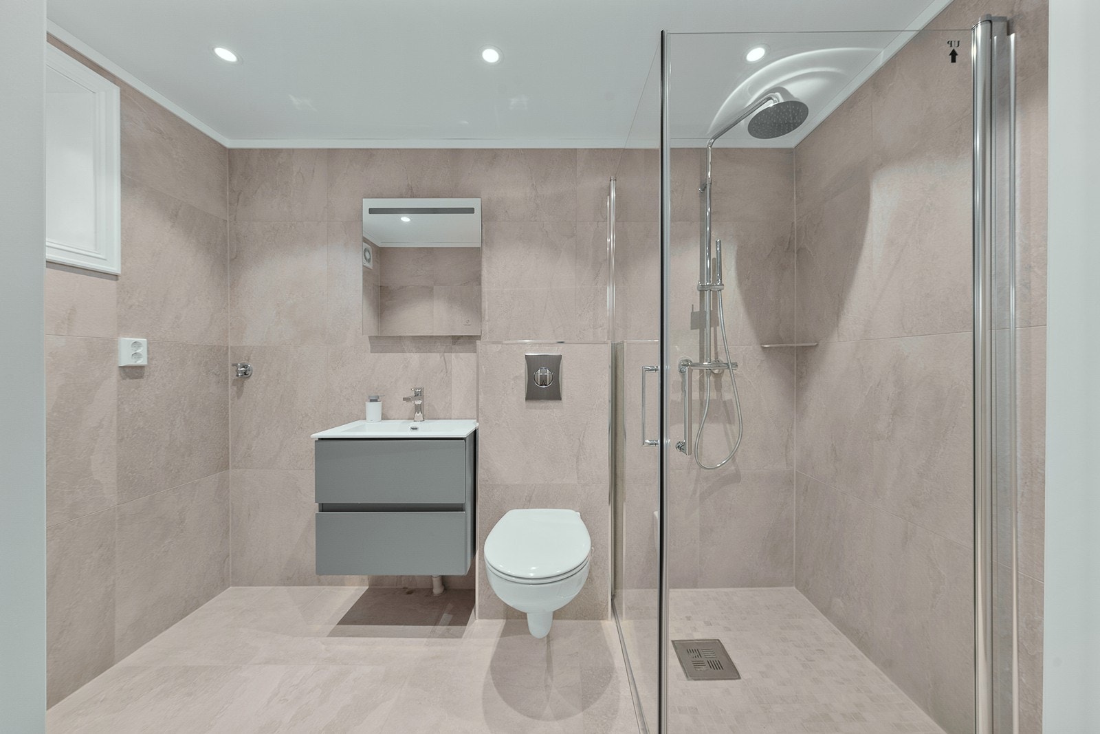 Nyoppusset bad fra 2025 med flislagte overflater, dusjhjørne og moderne innredning. Galleribilde