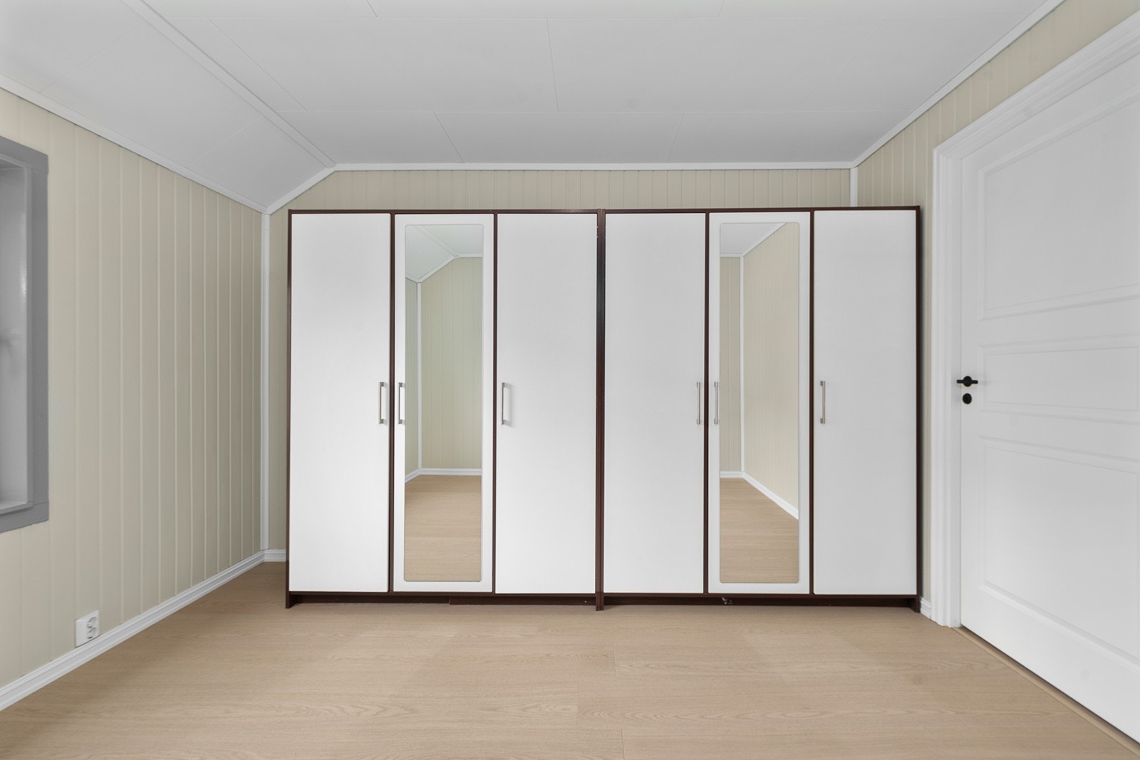 Stor garderobeløsning gir utmerket oppbevaringsplass på soverommet. Galleribilde