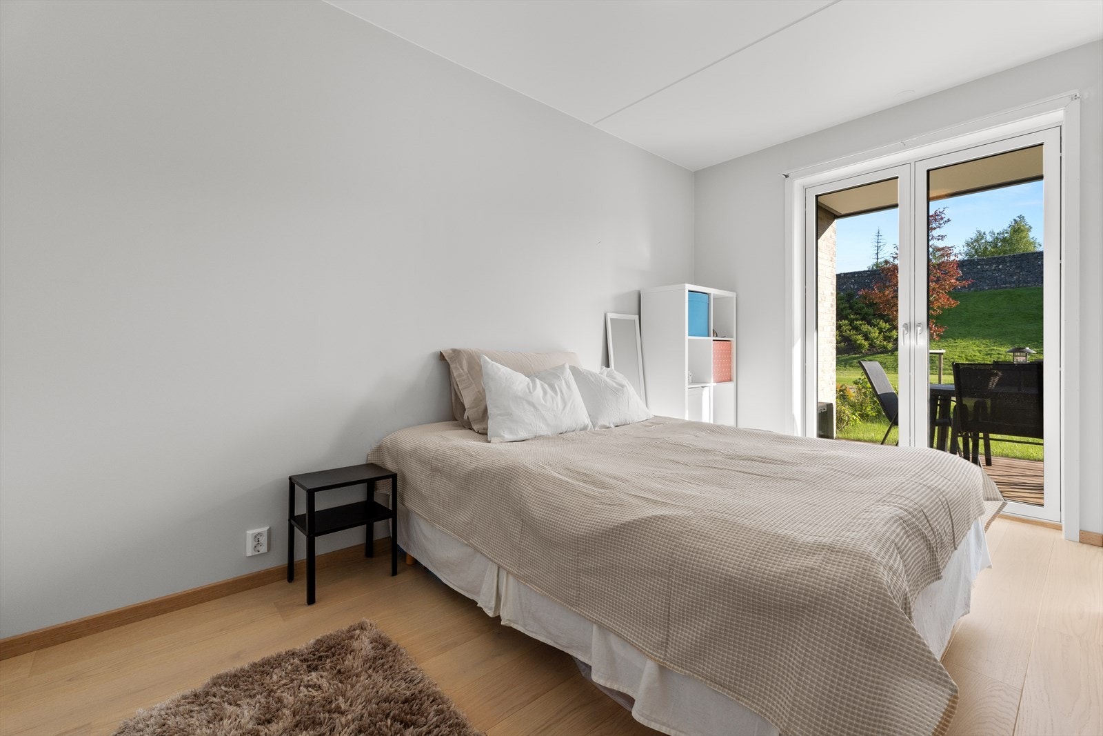 Terrasse dør som slipper inn rikelig med naturlig lys, og grønt og hyggelig utsyn. Galleribilde