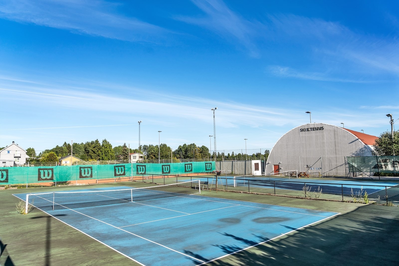Det er kort vei til Ski Idrettspark med bl.a. fotball, håndball, ishockey, friidrett, tennis og klatrevegg. Galleribilde