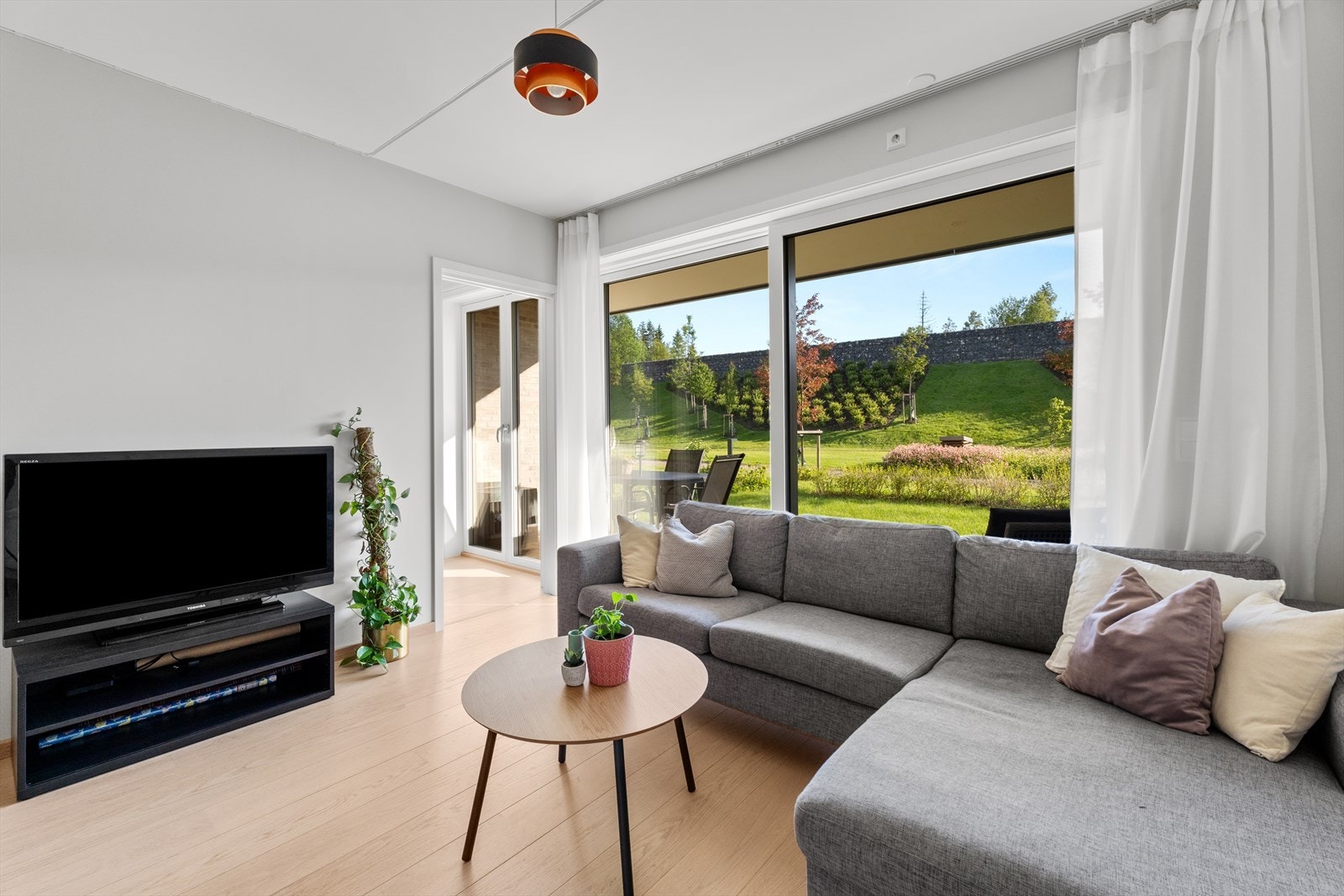 Den åpne planløsningen gir fleksible møbleringsmuligheter. Galleribilde