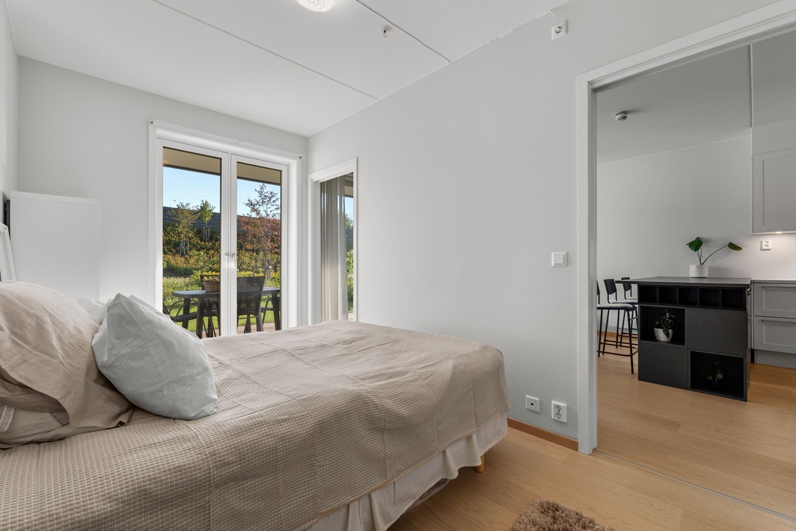 Stort og behagelig soverom med god plass til dobbeltseng, nattbord og ønsket møblement. Galleribilde