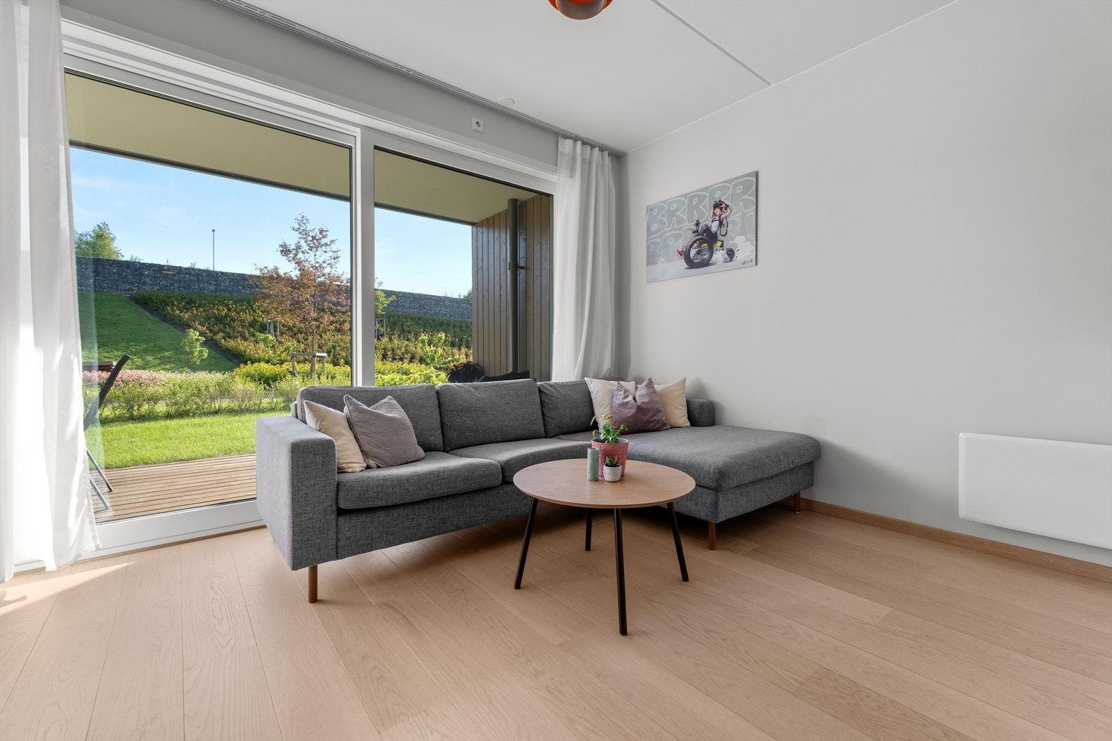 Det er god plass til sofa, stuebord og annet ønsket møblement. Galleribilde