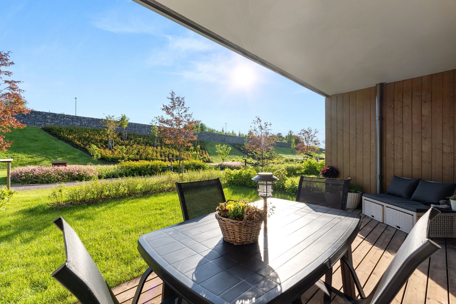 Her er det god plass til utemøbler, grill og det som hører sommeren til. Galleribilde