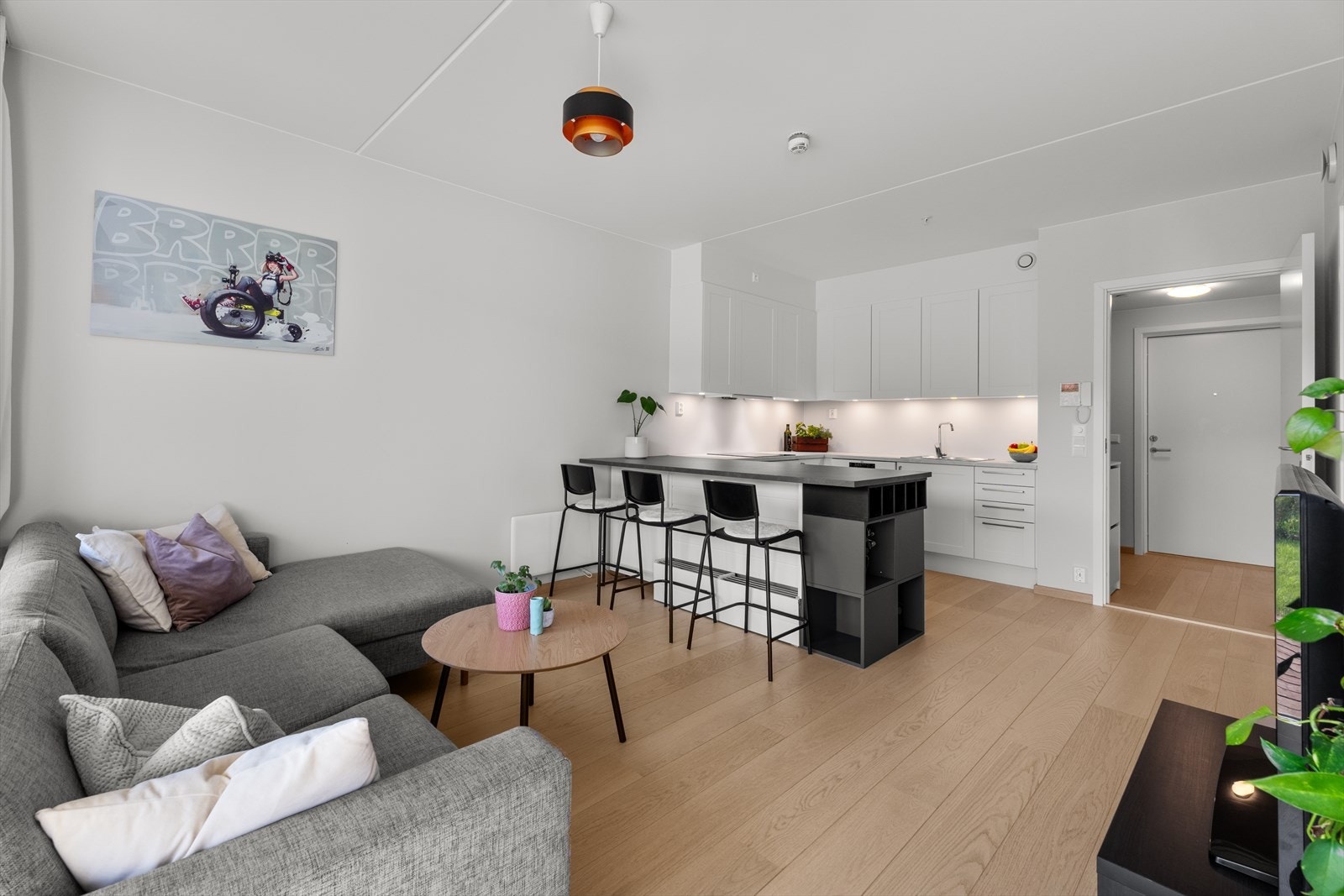 Boligen ligger i byggets 1. i et nyetablert boligområde i Ski. Boligen inkluderer entré, åpen stue-/kjøkkenløsning, soverom, bad og innvendig bod. Galleribilde