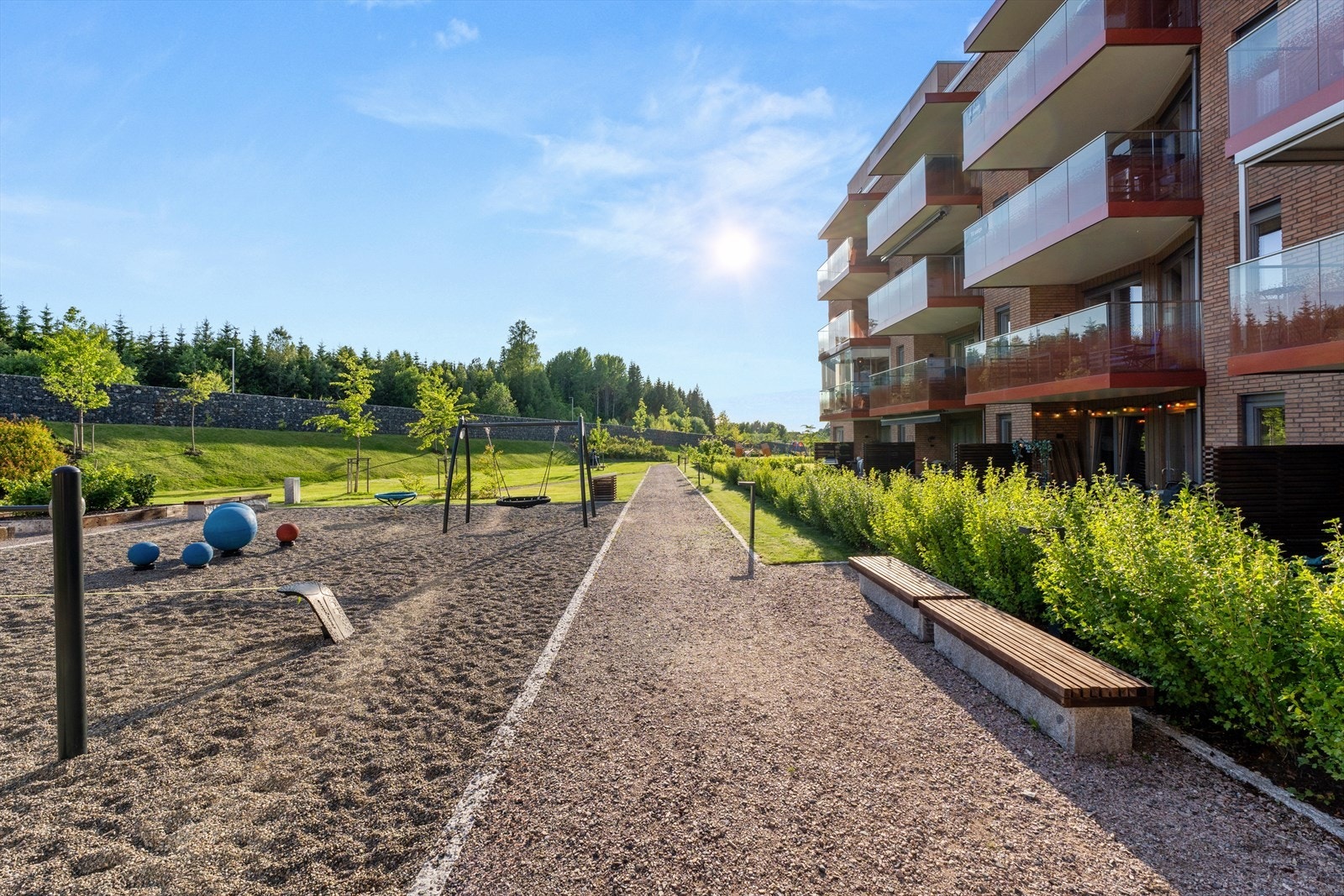 Felles lekeplass hvor barna kan utforske og leke trygt. Galleribilde