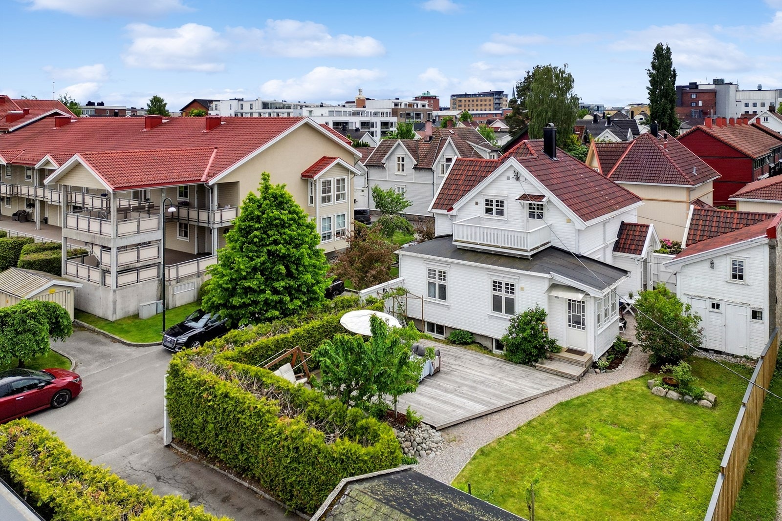 En flott tomannsbolig med en skjermede uteområder. Galleribilde