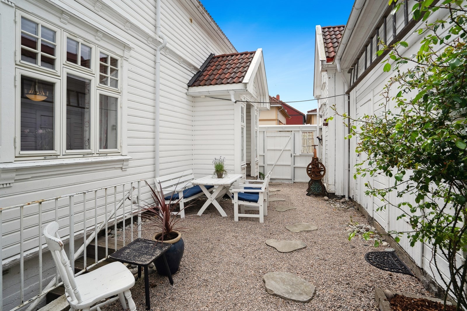 God plass til en hyggelig sittegruppe, og egen inngang til underetasjen. Galleribilde