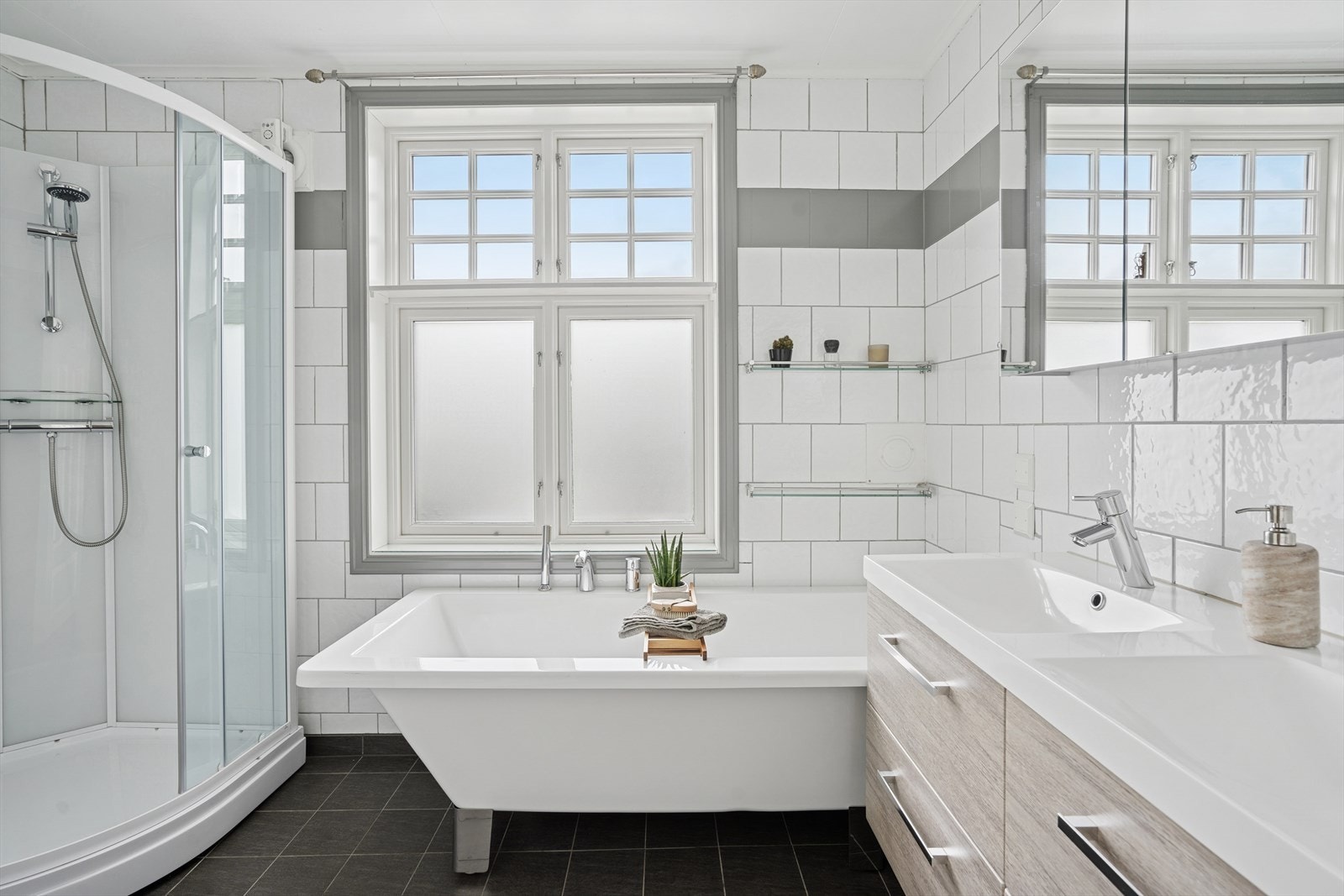 Flislagt bad fra ca 2012 med gulvvarme. Galleribilde