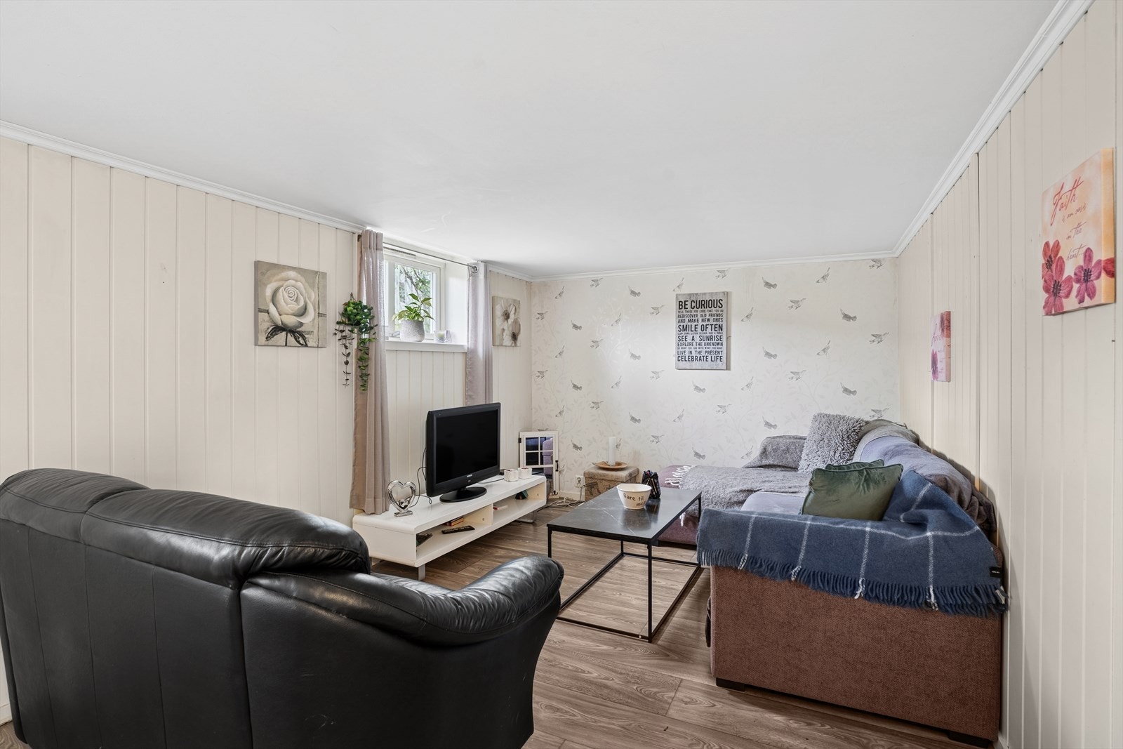 Stort innredet rom som er benyttet som kjellerstue. Rommet er ikke godkjent for varig opphold. Galleribilde