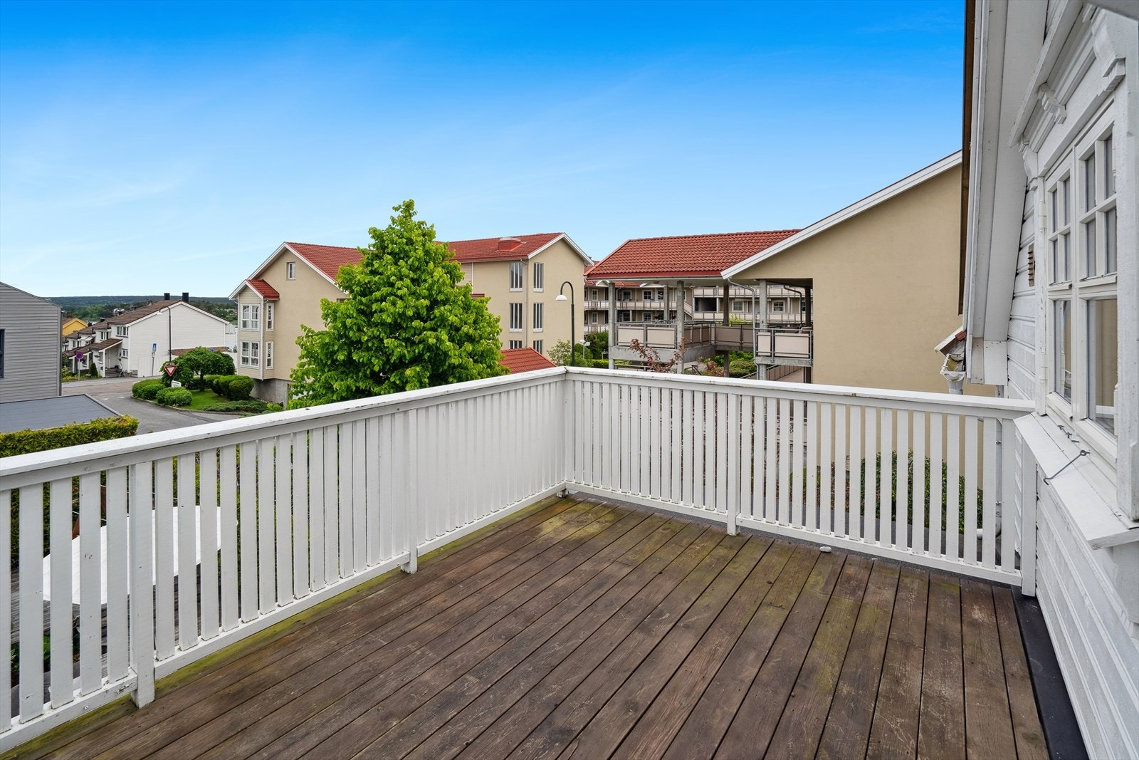 Balkongen er på 9kvm og vender mot nord. Her får man inn kveldsolen fra siden. Nyt sene og late sommerdager i fred! Galleribilde