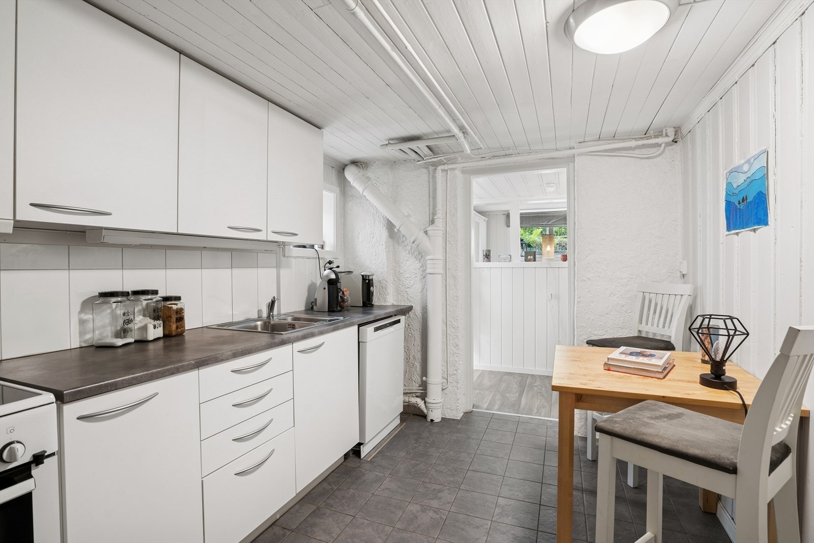 Romslig kjøkken med plass til et frokostbord. Galleribilde