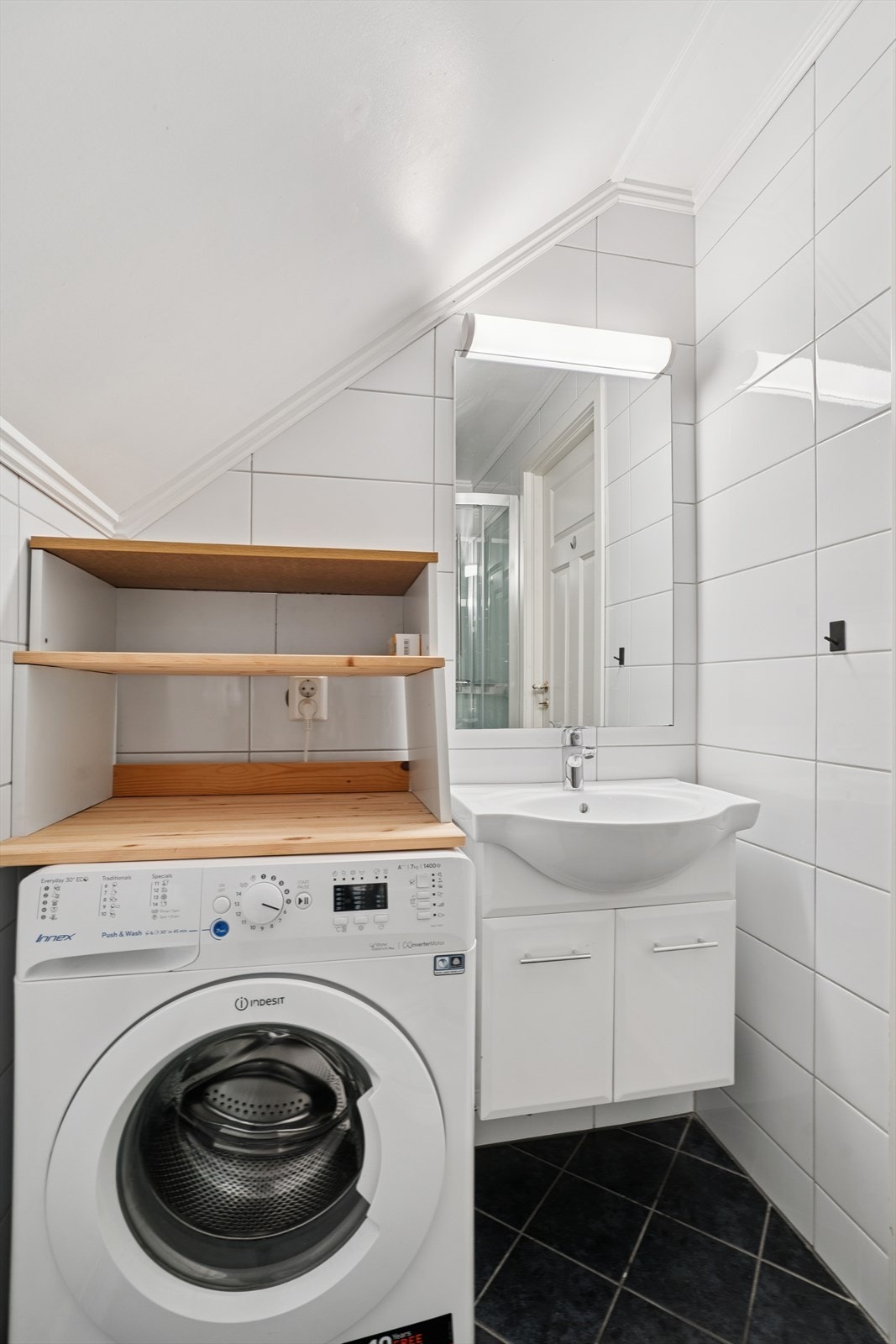 Praktisk og flislagt bad med gulvvarme. Galleribilde