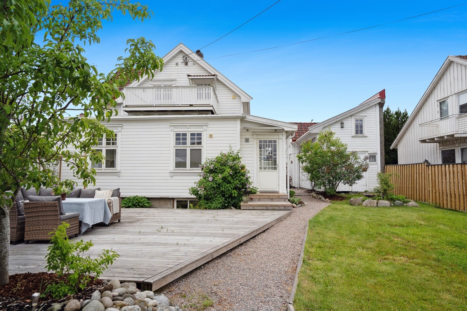 Boligen har en idyllisk og skjermet bakgård. Galleribilde