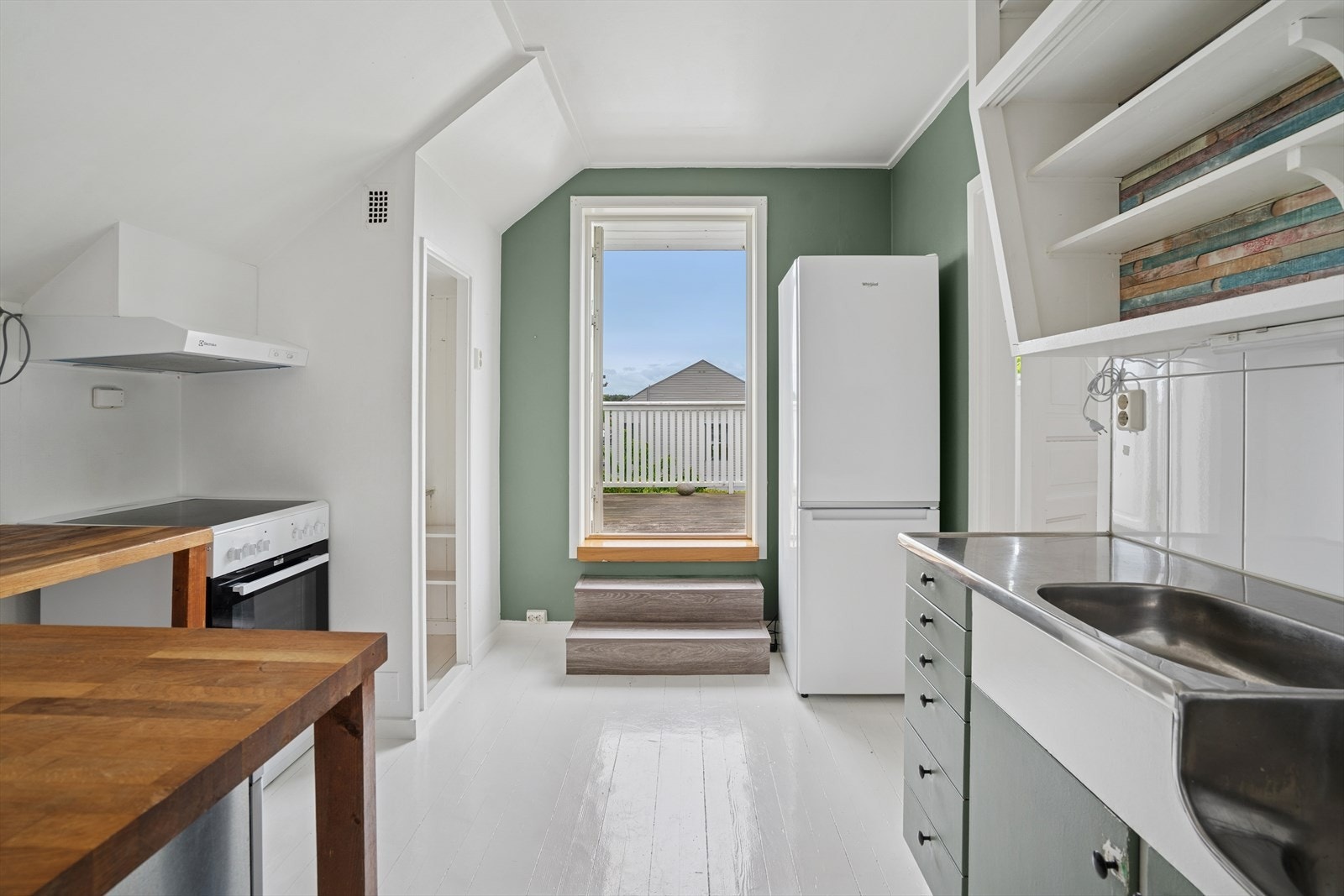 Kjøkkenet fremstår som romslig og har utgang til en stor og solrik balkong. Galleribilde