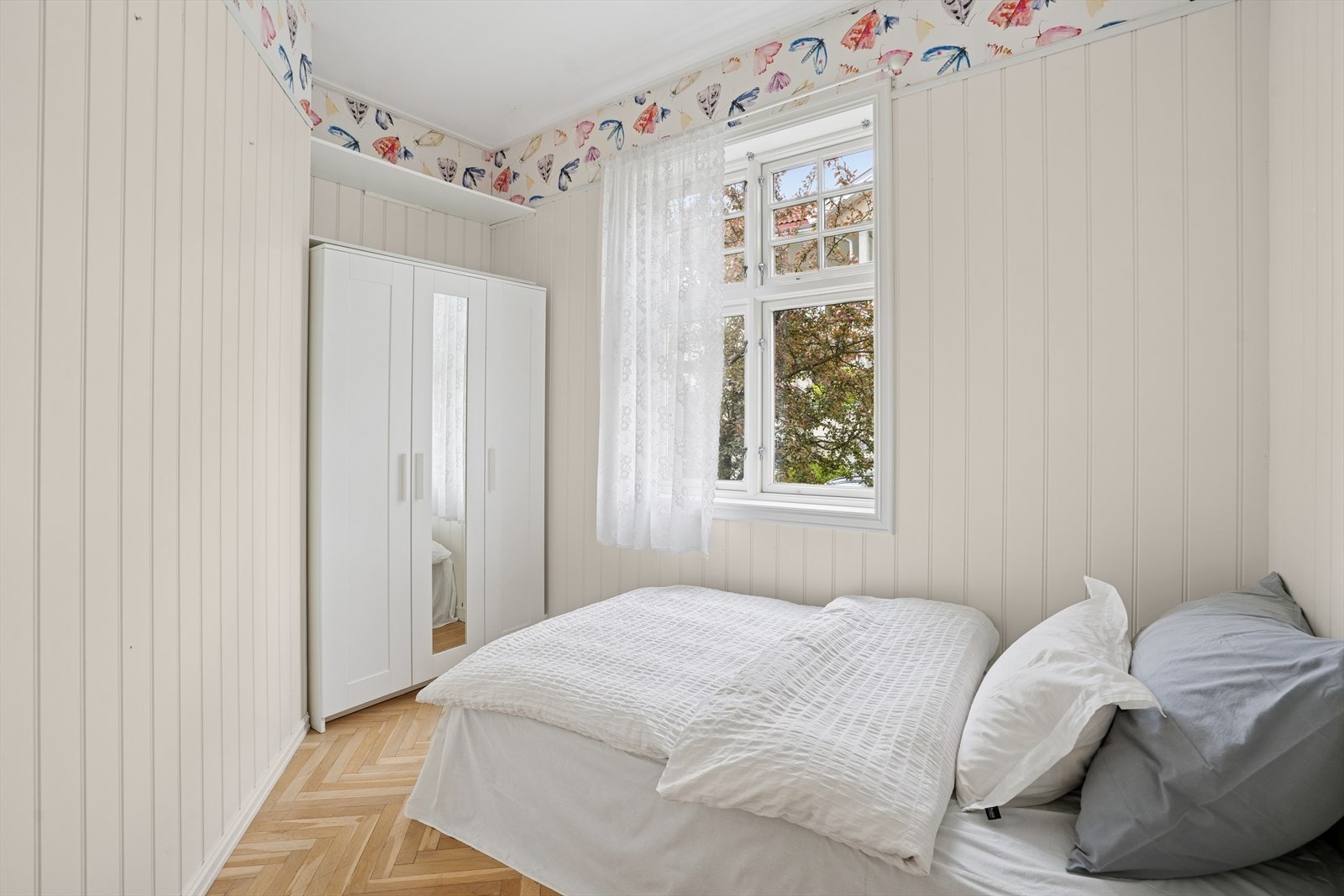 Etasjen har to soverom av ulik størrelse. På hovedsoverommet er det god plass til en dobbeltseng og et garderobeskap for oppbevaring. Galleribilde