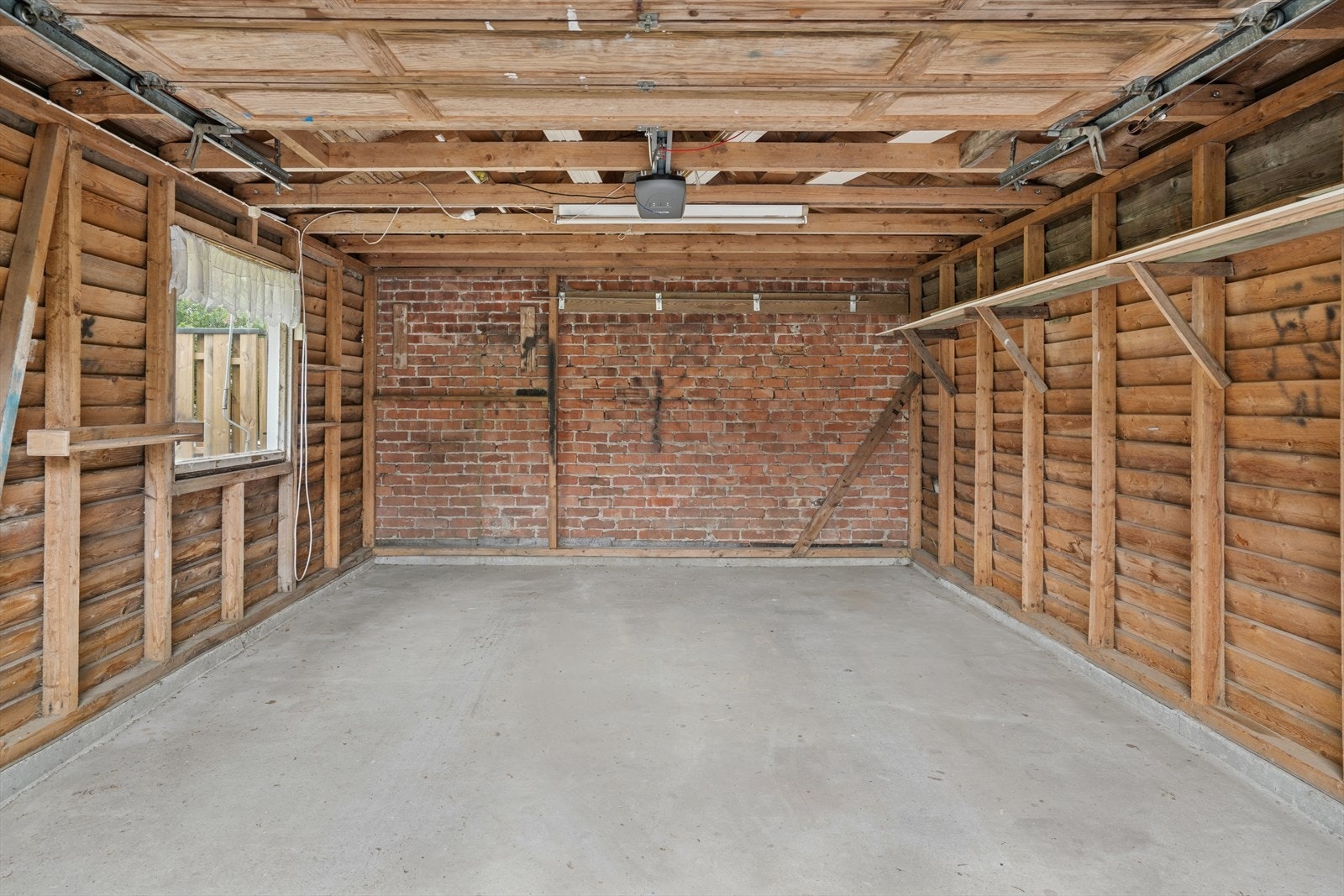 Garasjen er på 20kvm, og er utstyrt med elektrisk portåpner. Galleribilde