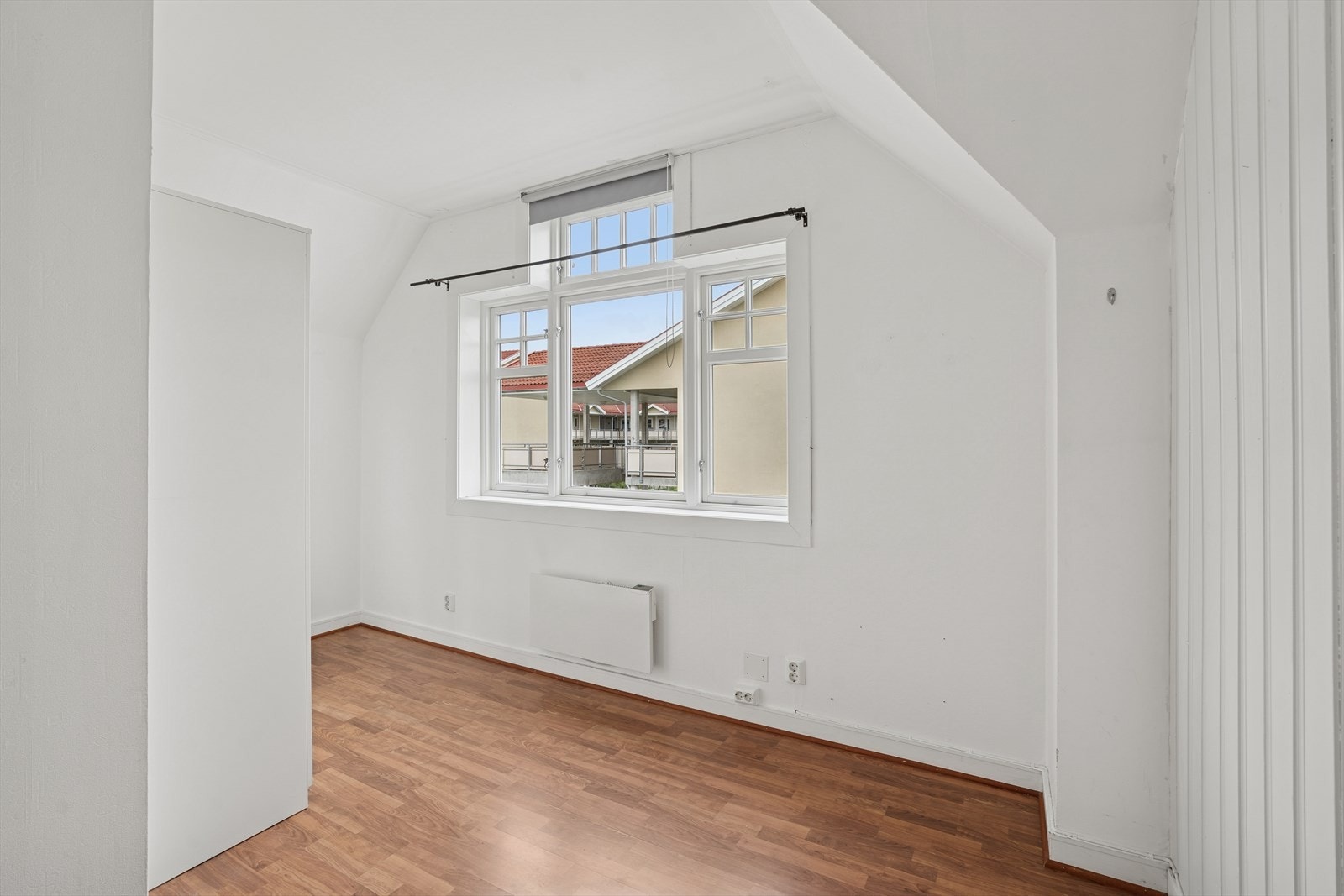 Etasjen har et stort soverom med plass til en garderobeløsning og en stor seng. Galleribilde