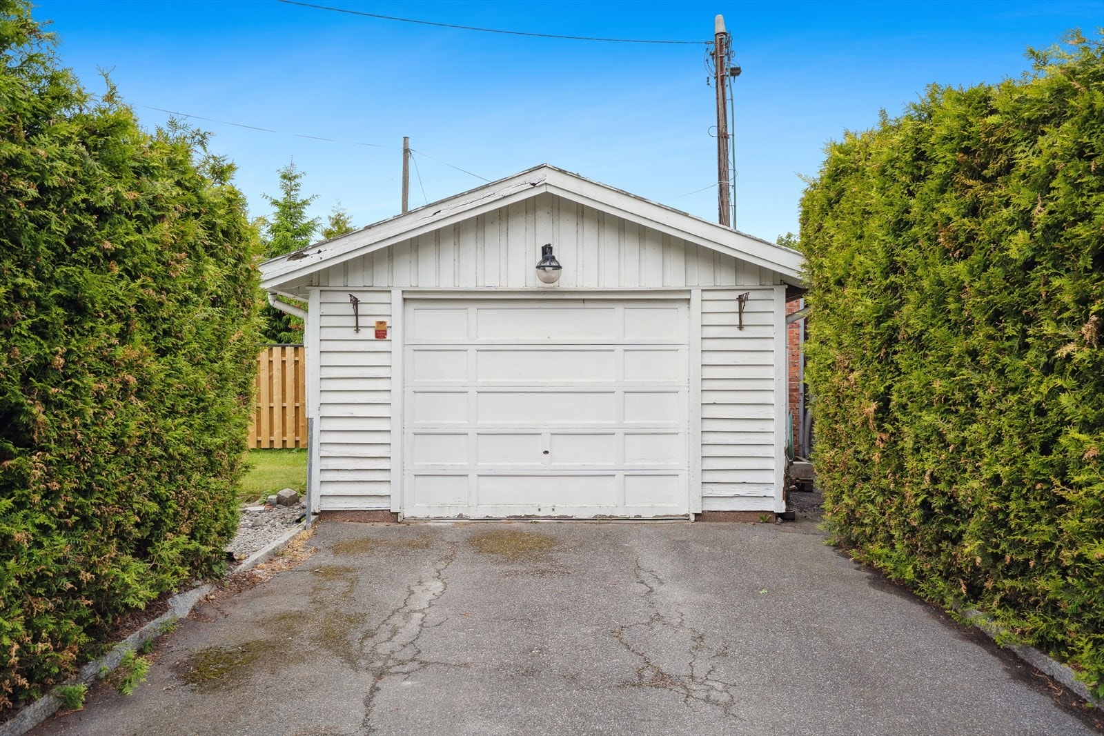 Boligen har en egen garasje, med parkeringsmuligheter foran. Galleribilde