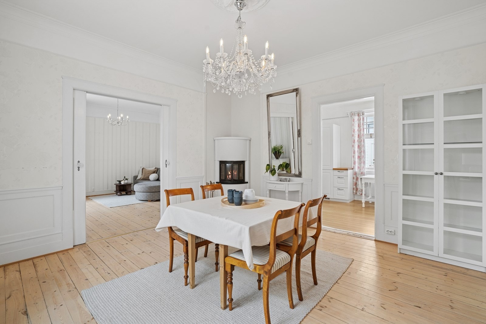 Utformingen sørger for enkel plassering av en større spisestue i tilknytning kjøkkenet. Galleribilde