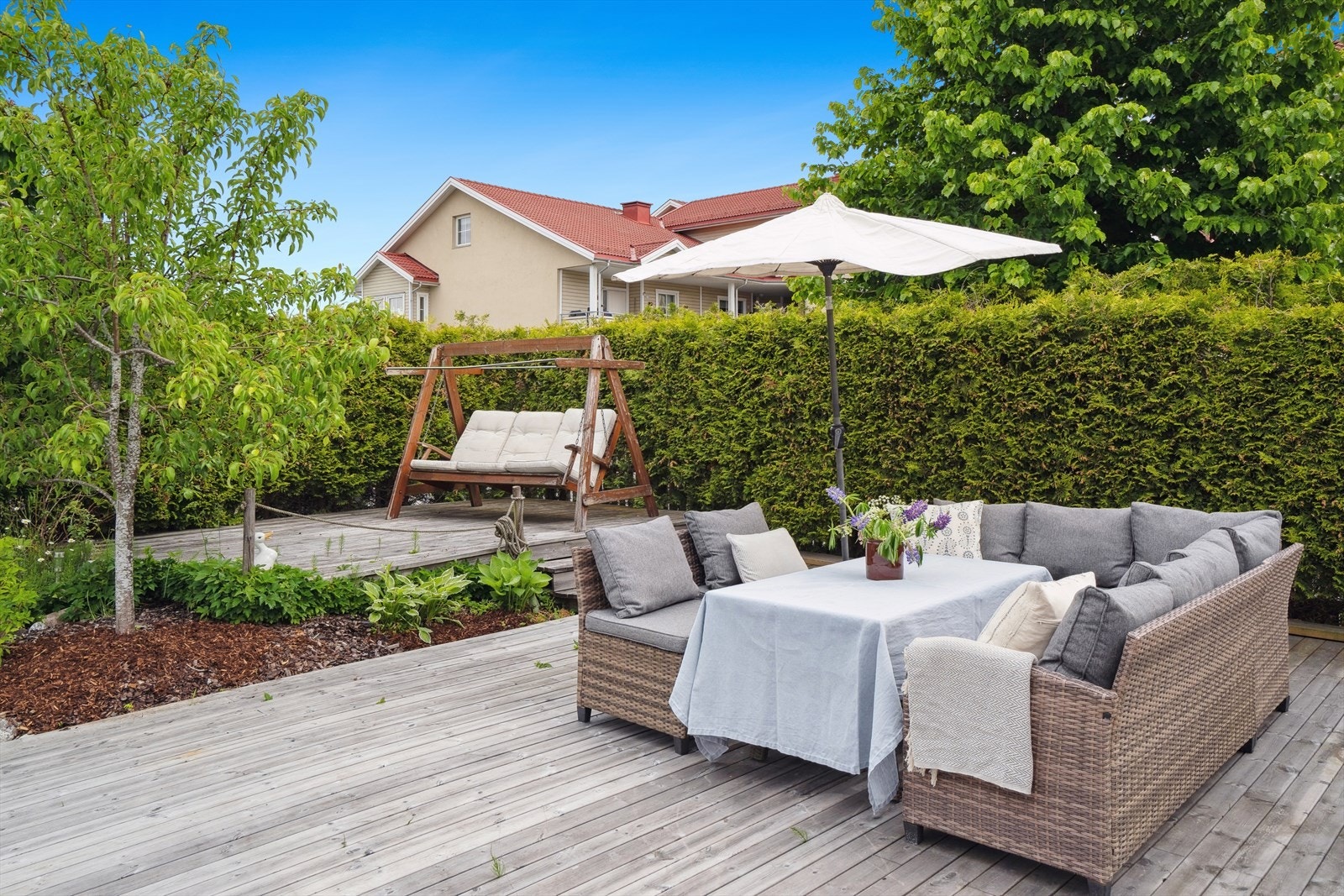 Bakgården er perfekt på varme sommerdager, og man kan nyte sene sommerkvelder i godt selskap. Galleribilde