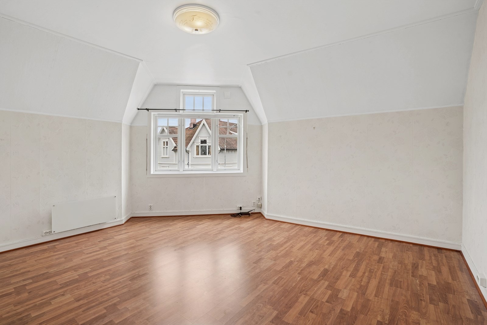 Stor og romslig stue med god plass til både en spisegruppe, og en sofagruppe. Galleribilde