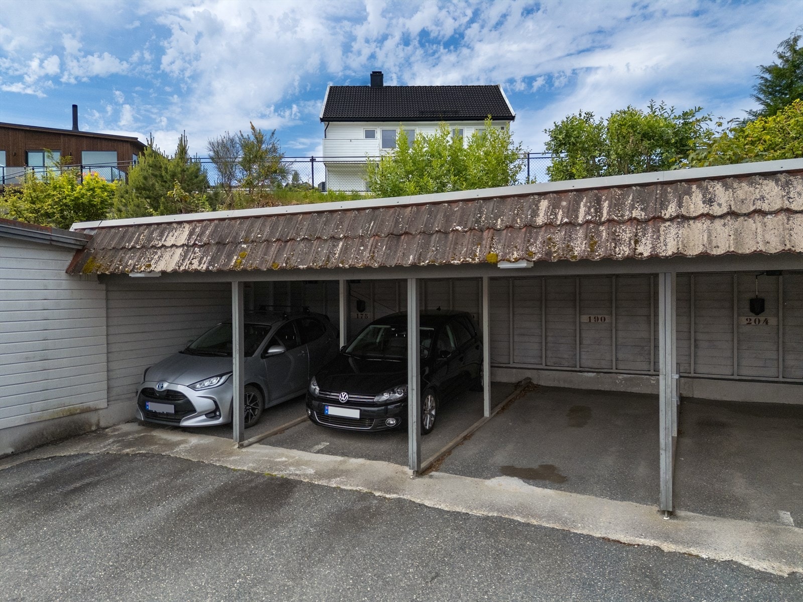 - Carport med mulighet for elbillader medfølger - Galleribilde