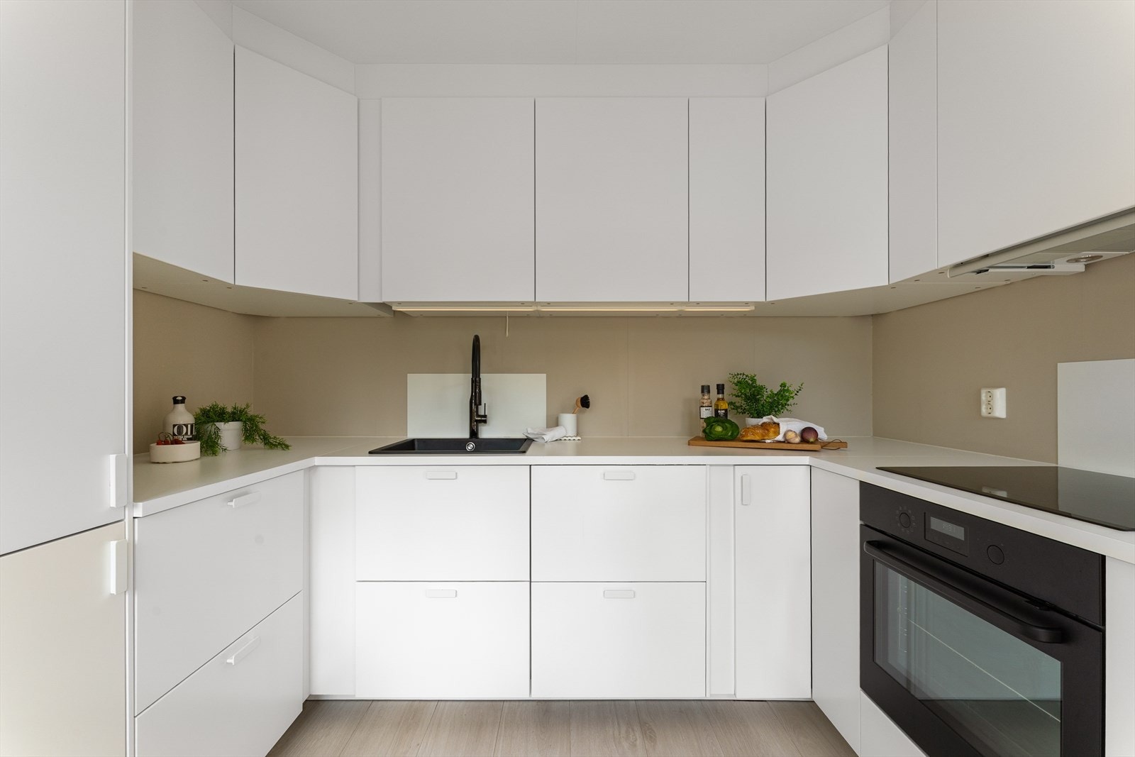 - Kjøkkenet måler 8,8 m² og har helintegrerte hvitevarer til glede for ny eier! - Galleribilde