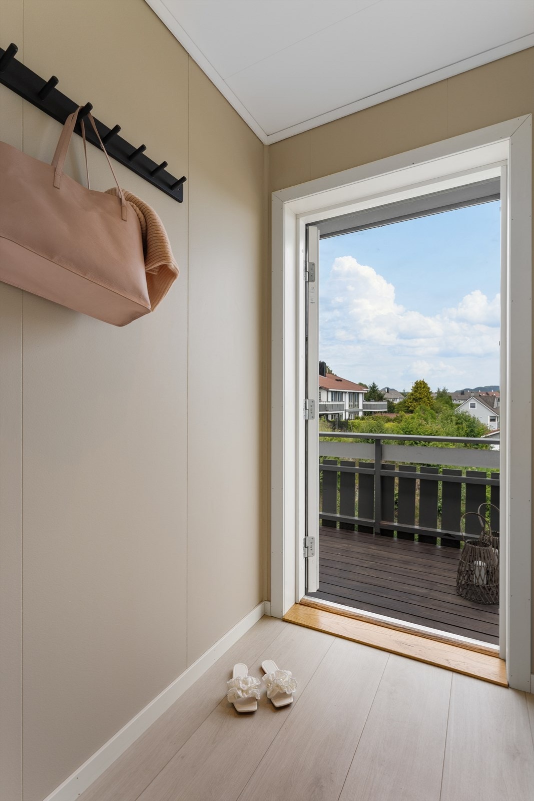 - Entré + gangen måler totalt 11,7 m² - Galleribilde