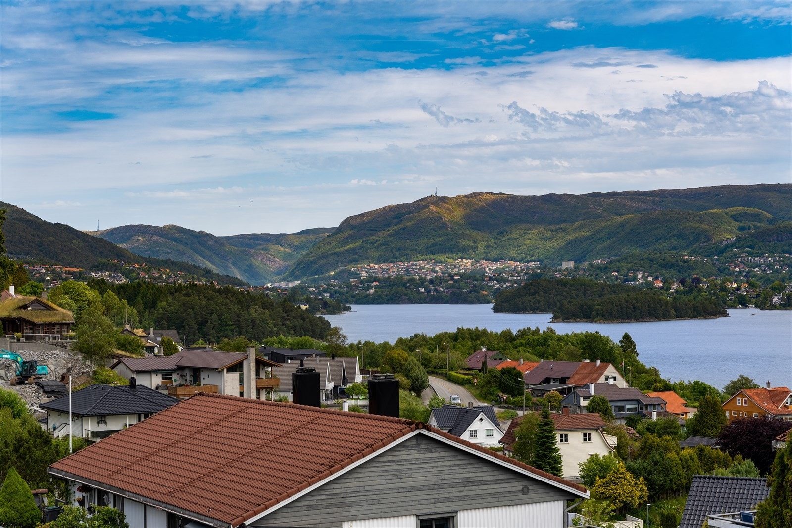 - Du har fantastisk utsikt mot Nordåsvannet fra ene uteplassen - Galleribilde