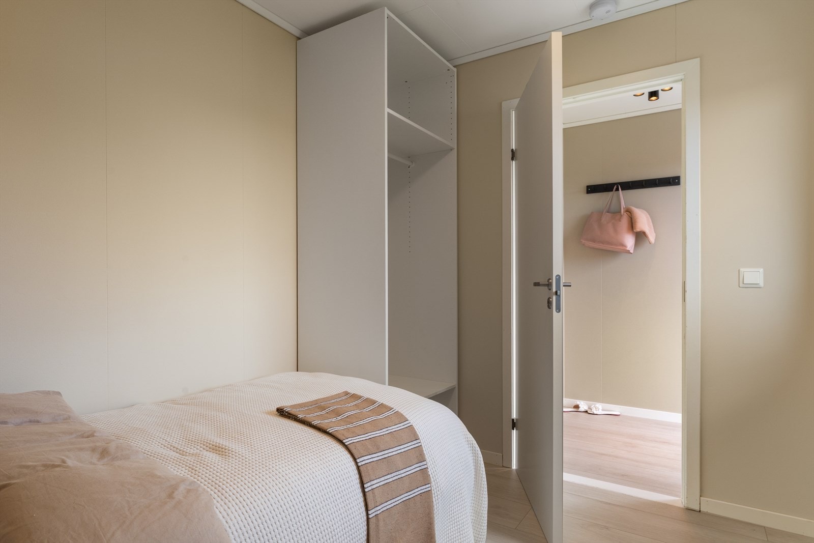 - Her er det plass til både seng, garderobe og annet ønsket møbel - Galleribilde