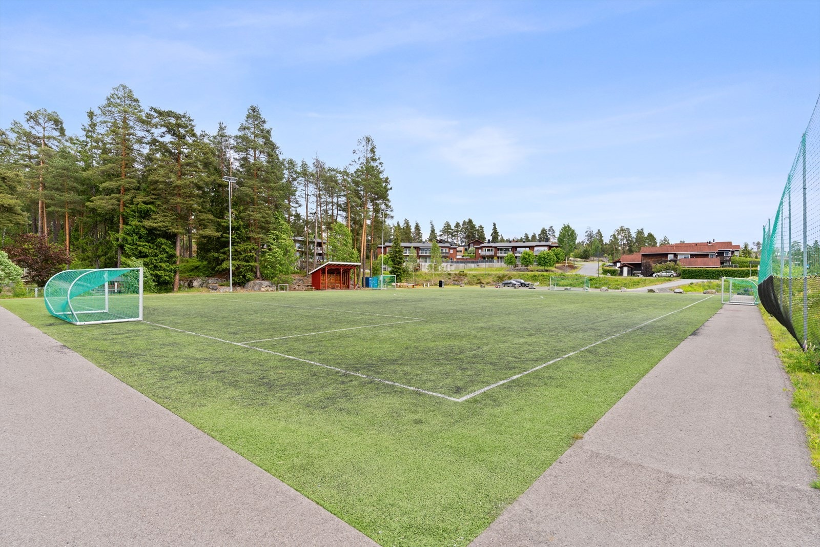 Fotballbane i området. Det ligger også blant annet dagligvare og barnehage i gangavstand fra boligen. Galleribilde