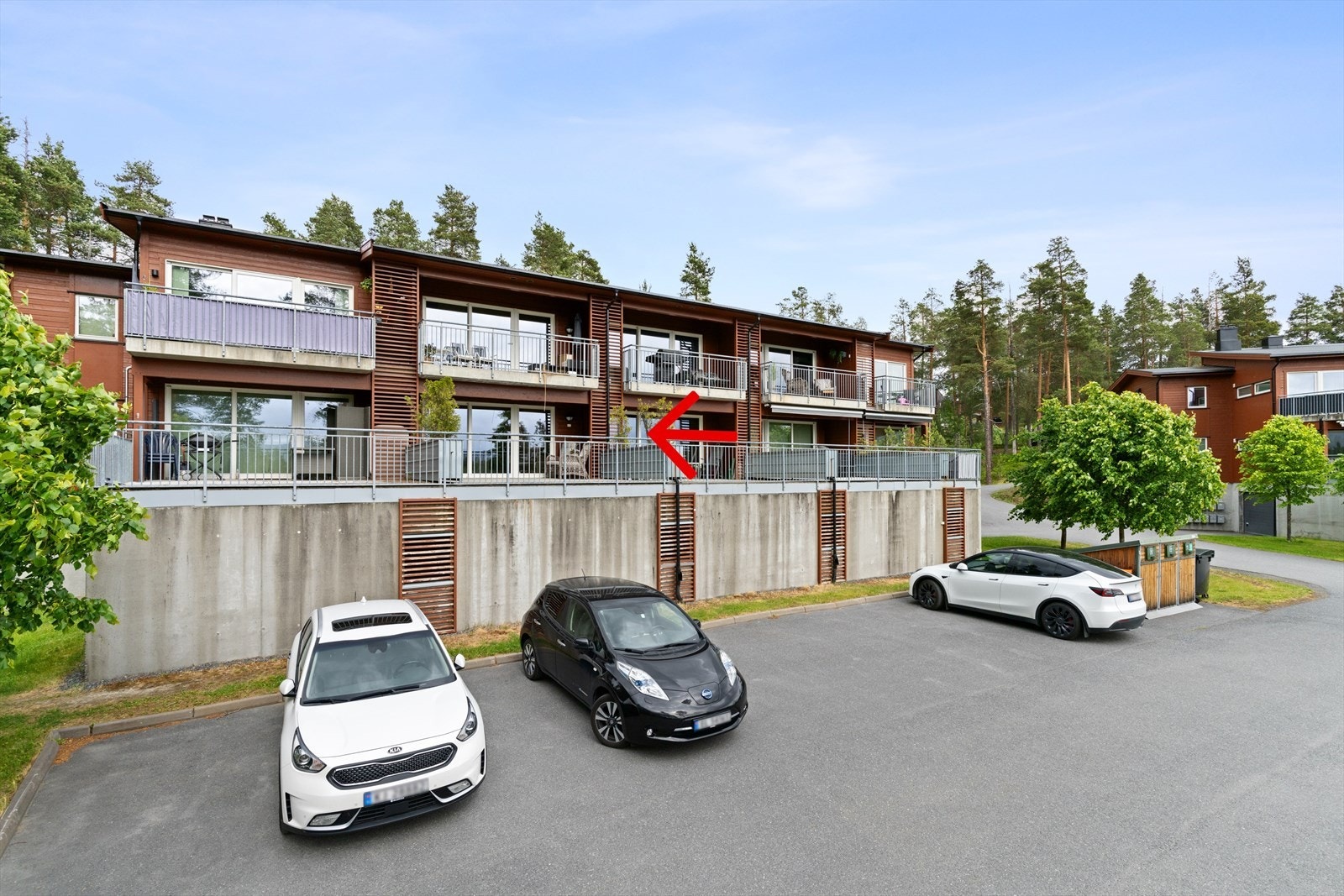Leiligheter har trappefri adkomst fra baksiden. Fra fremsiden fremstår leiligheten som en høy 1. etg. Galleribilde