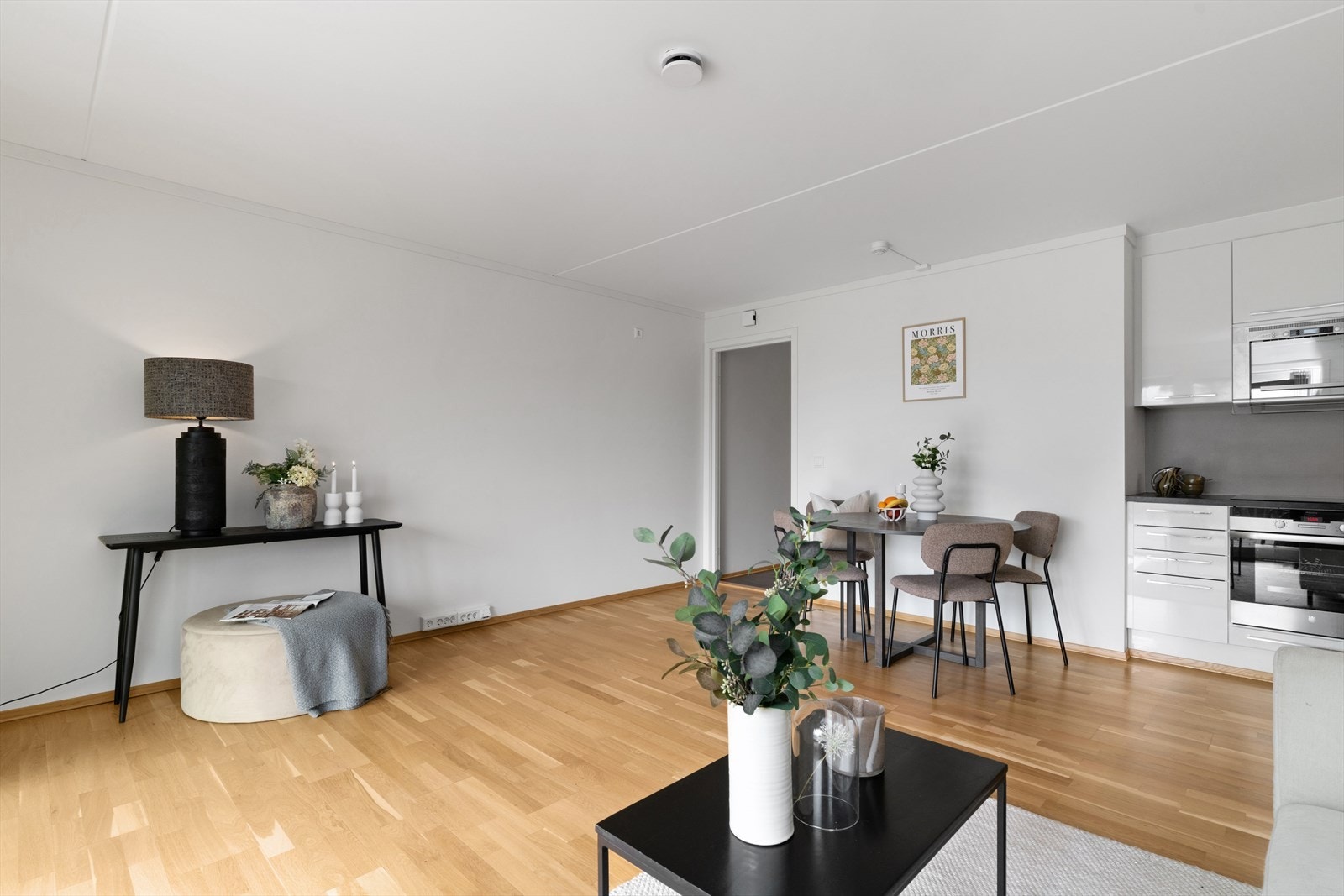 Leiligheten har generelt hvite og rene overflater, som er lett å gjøre til sin egen. Galleribilde