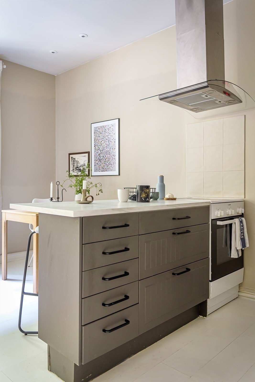 Kjøkkenet er utstyrt med frittstående hvitevarer som komfyr, oppvaskmaskin og opplegg for vaskemaskin Galleribilde