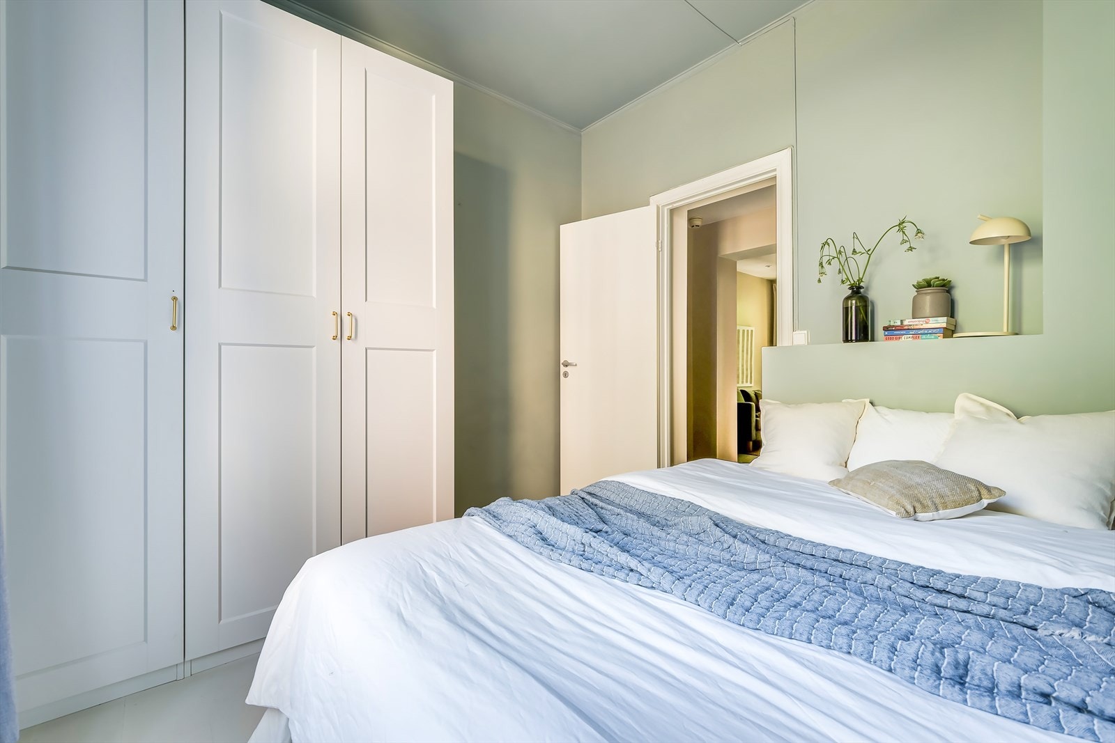 Soverommet har plass til dobbeltseng, garderobeløsning og øvrig møblement Galleribilde