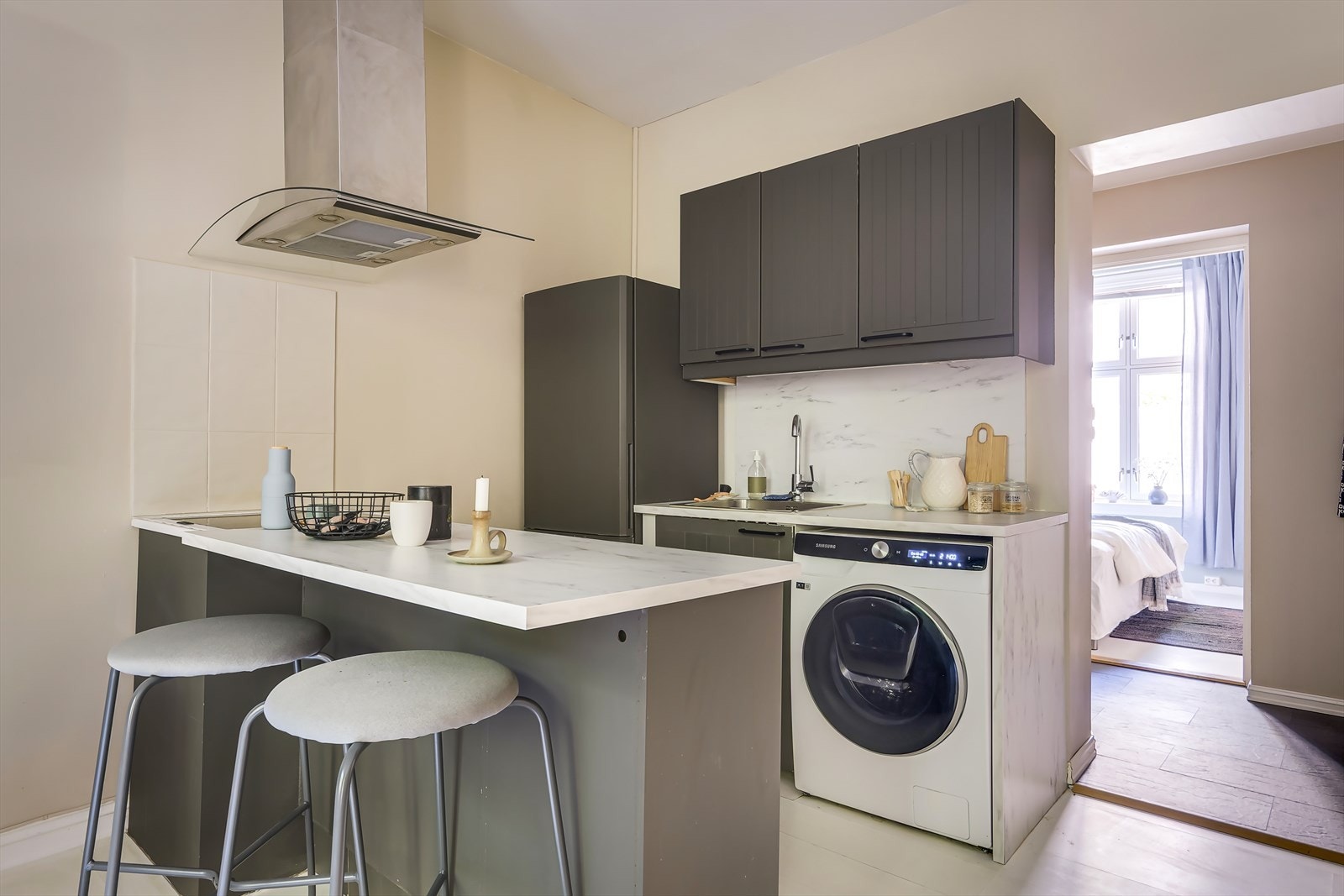 Stilrent kjøkken med lekker kjøkkenøy og god arbeidsflate Galleribilde