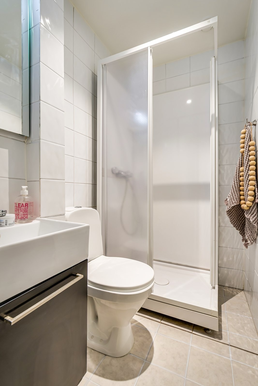 Lyst, flislagt bad med elektrisk gulvvarme. Det er opplegg for vaskemaskin Galleribilde