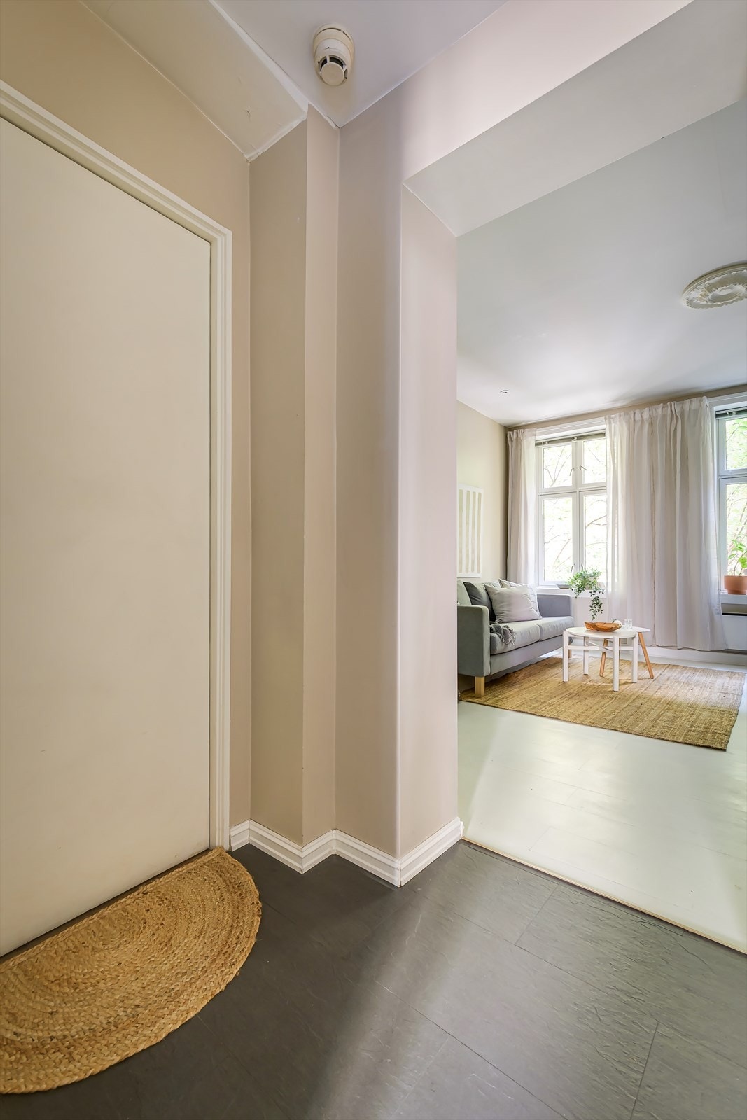 Lys og innbydende entré gir leiligheten et godt førsteinntrykk Galleribilde