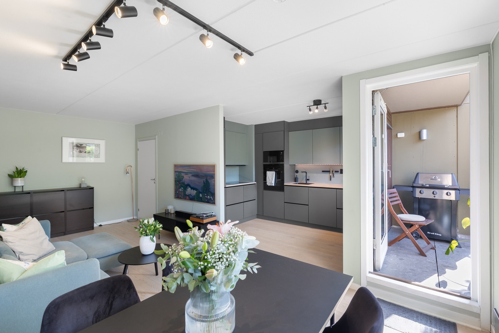 Her er det rikelig med plass til å invitere familie og venner på beøsk. Galleribilde