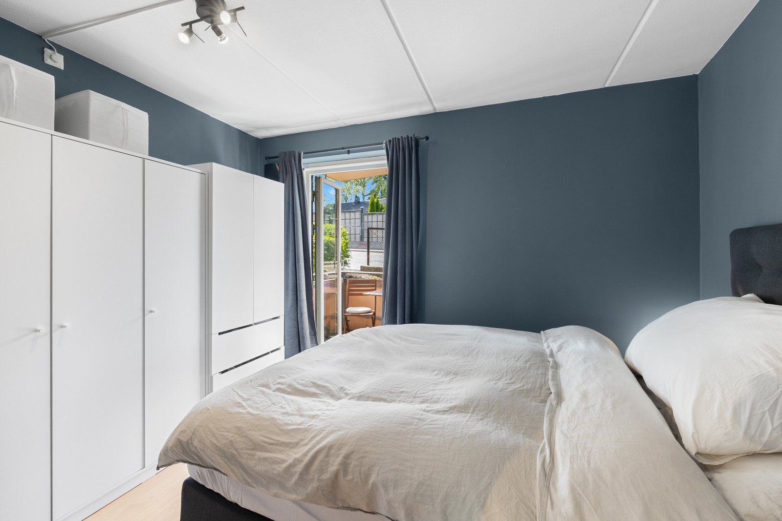 Soverommet har gode oppbevaringsmuligheter i tilhørende garderobeskap. Galleribilde