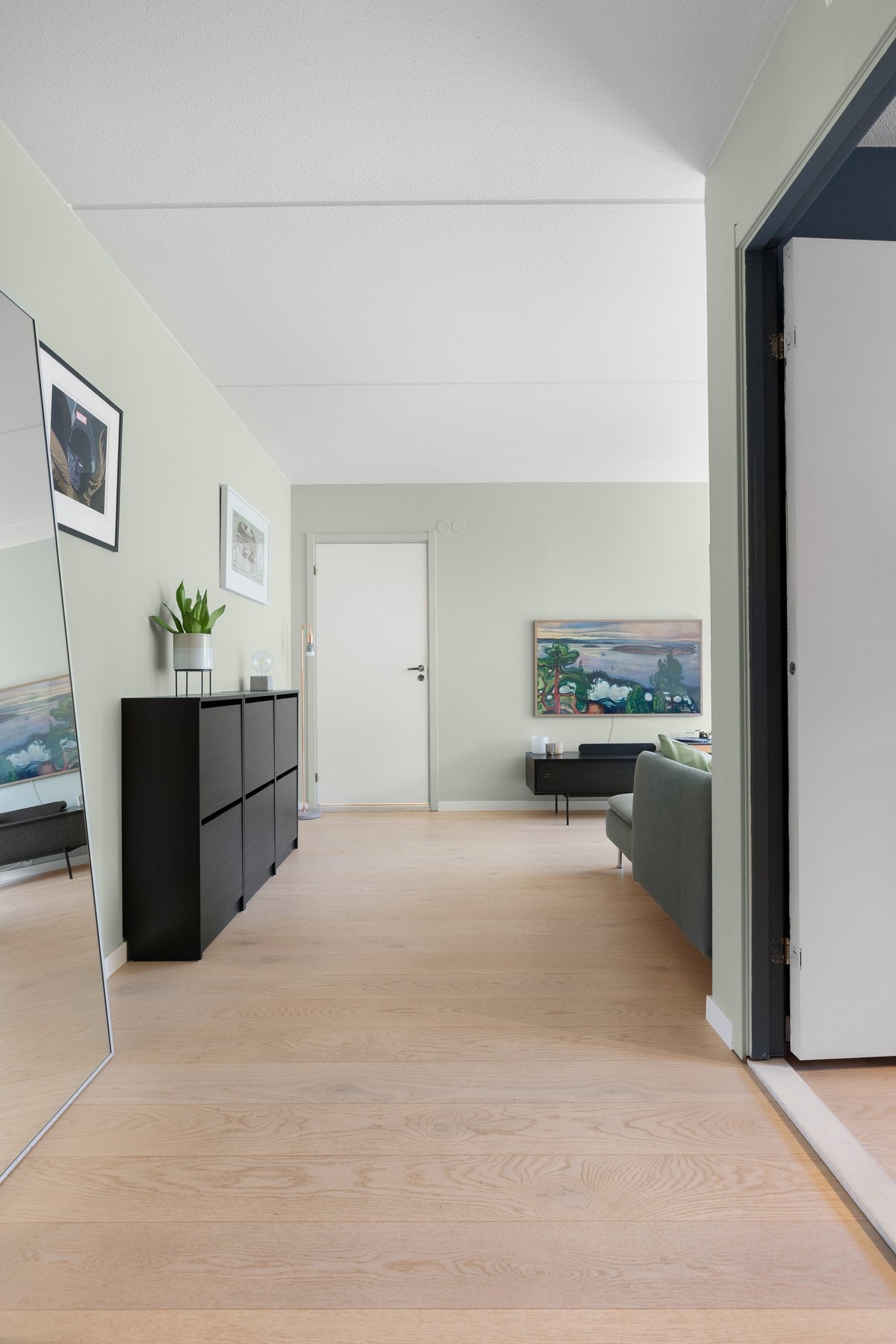 Entréen fungerer som boligens knutepunkt med videre adkomst til alle rom. Galleribilde