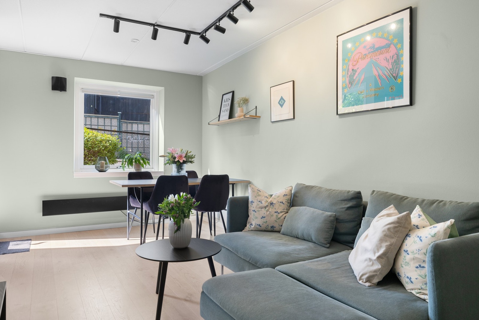 Det er god plass til sofagruppe med tilhørende møblement. Galleribilde