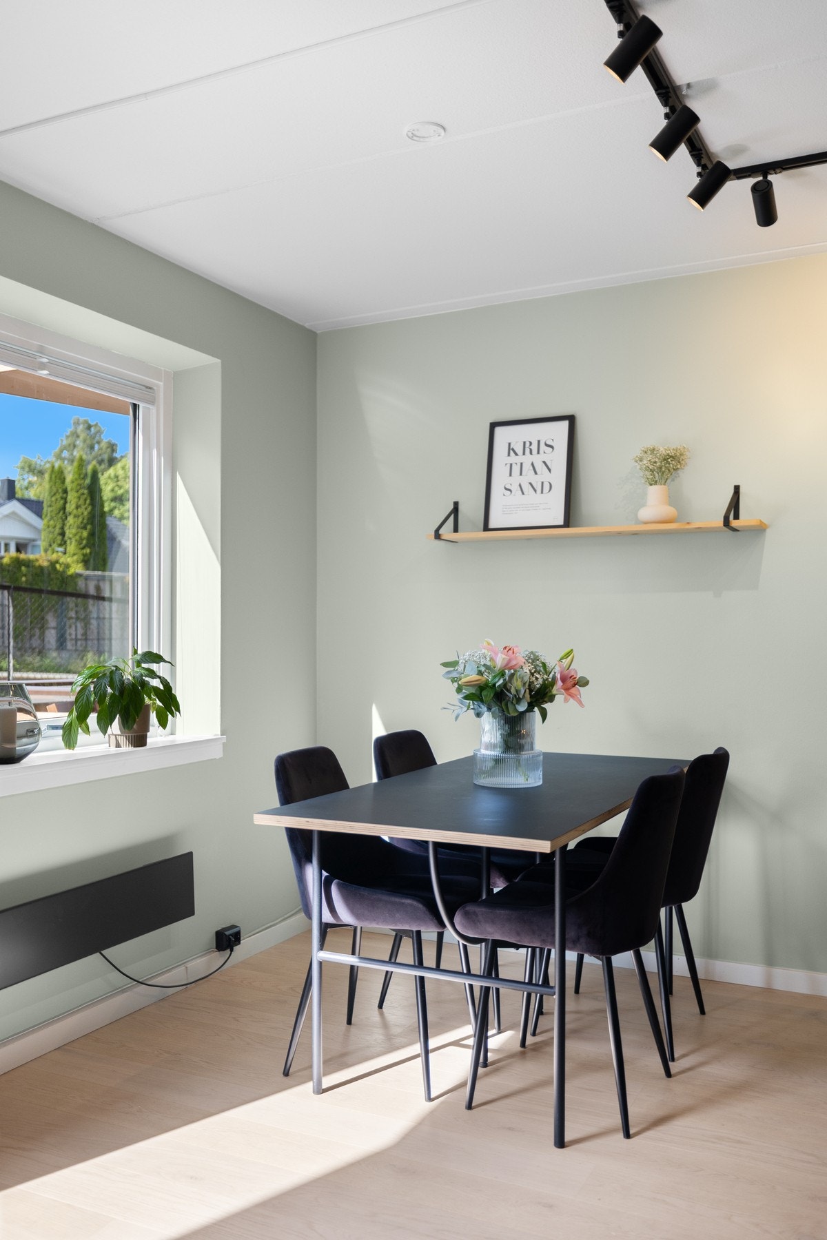 Det er smartstyrt panelovn i stue, samt smartpærer og lys i stue, kjøkken og gang. Galleribilde