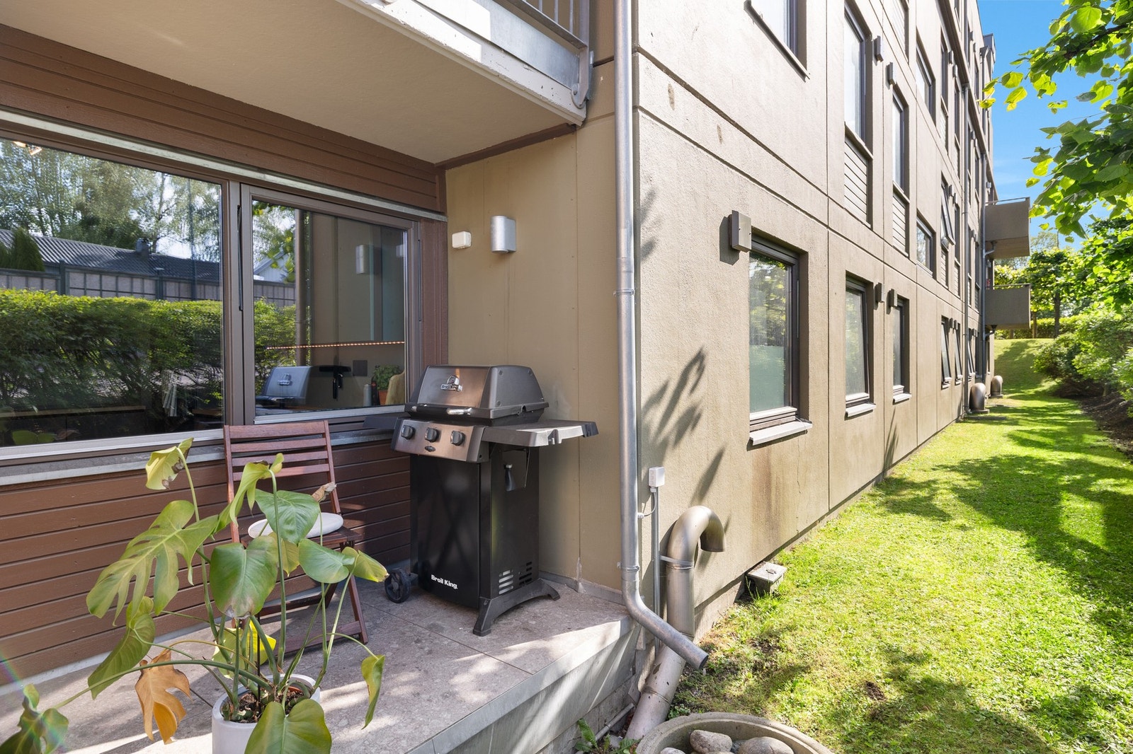 Her har man videre tilgang til en koselig hageflekk som er en del av sameiets fellesarealer. Galleribilde