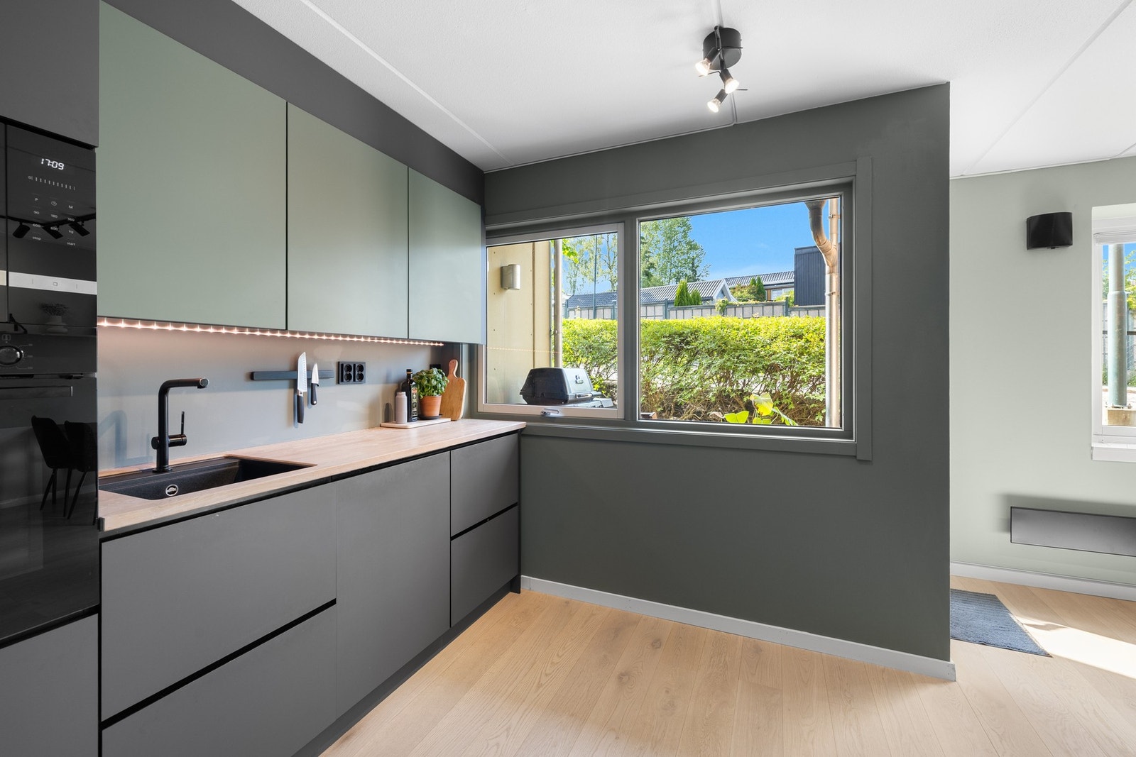 Kjøkkenet er meget arbeidsvennlig med mye skap- og benkeplass. Galleribilde