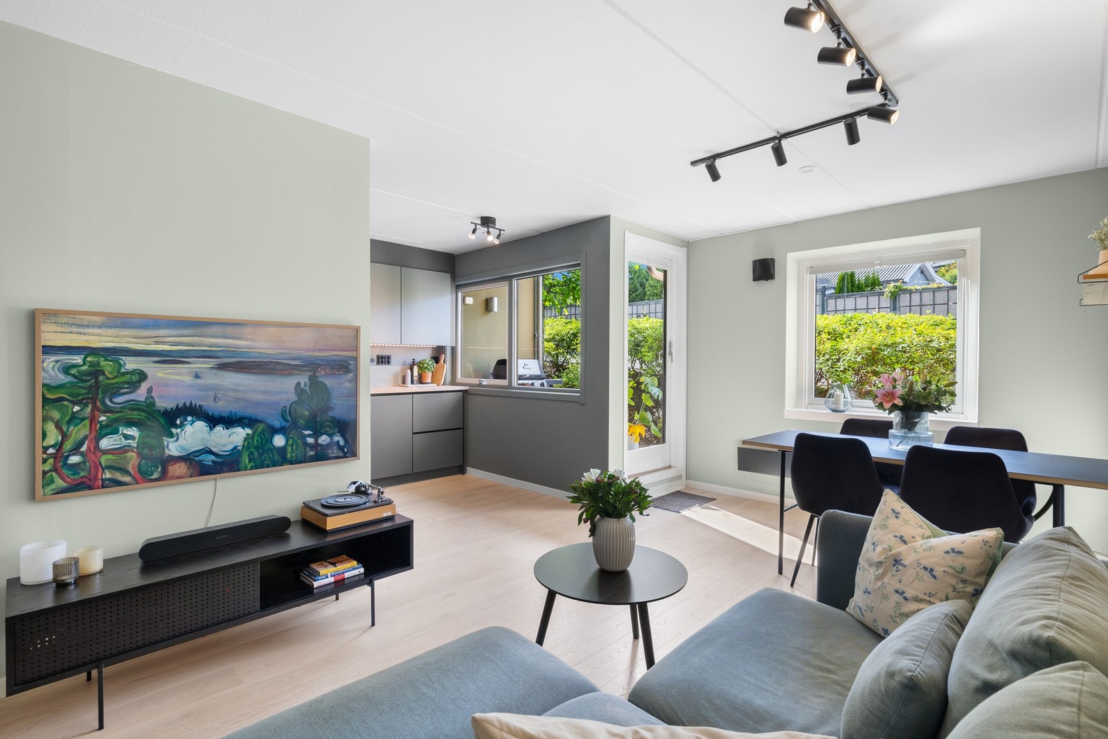 Åpen og sosial planløsning mellom kjøkken og stue - perfekt for både hverdag og gjester. Galleribilde