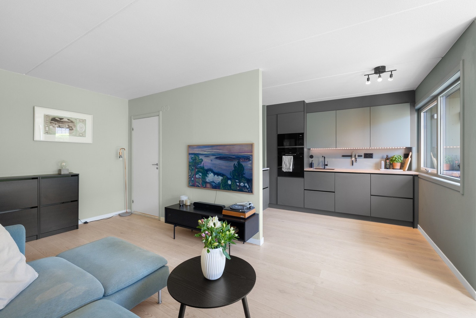 Den åpne- stue/kjøkkenløsningen understøtter leilighetens smarte planløsning. Galleribilde