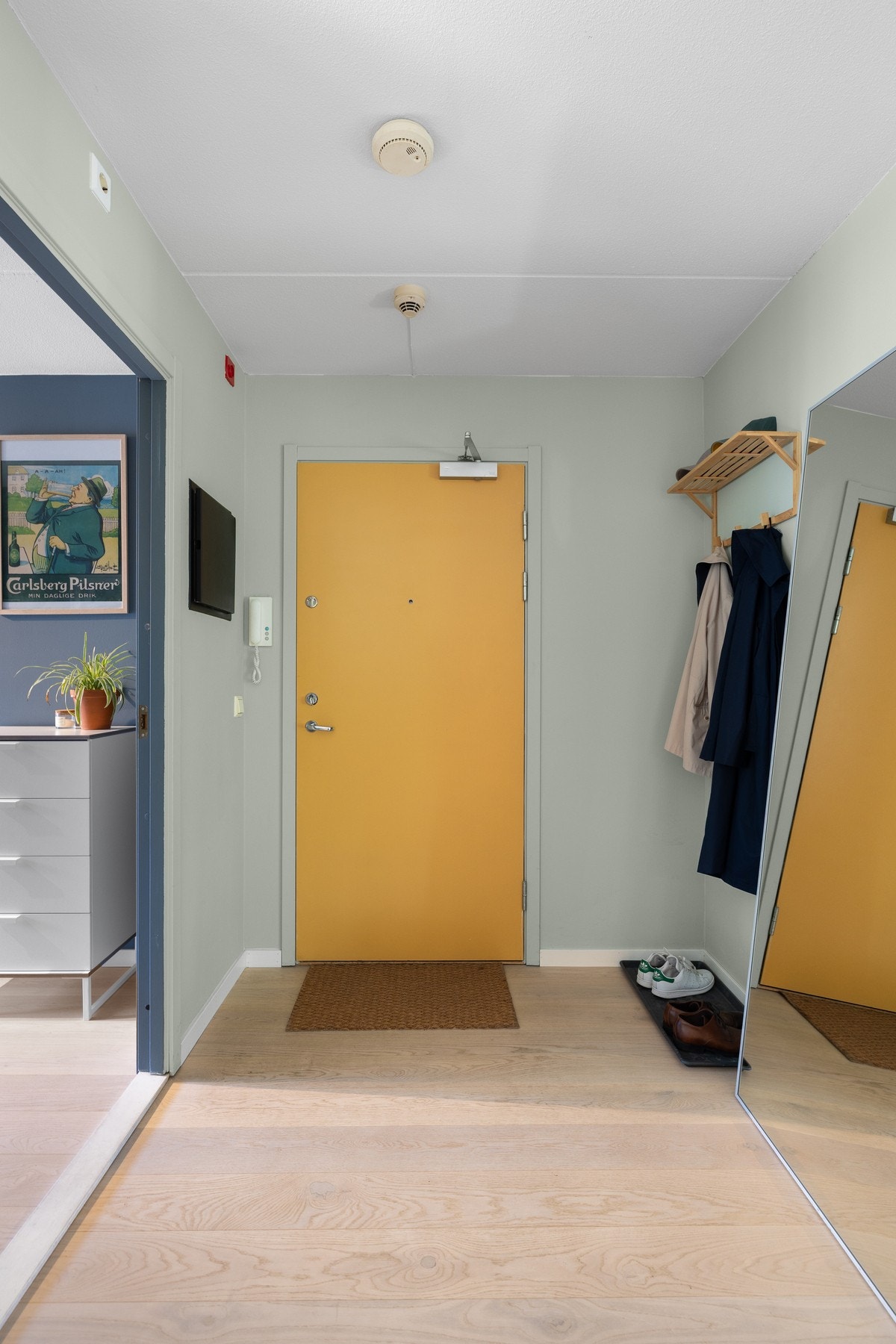 Hyggelig entré med god plass for avheng av yttertøy og sko. Galleribilde