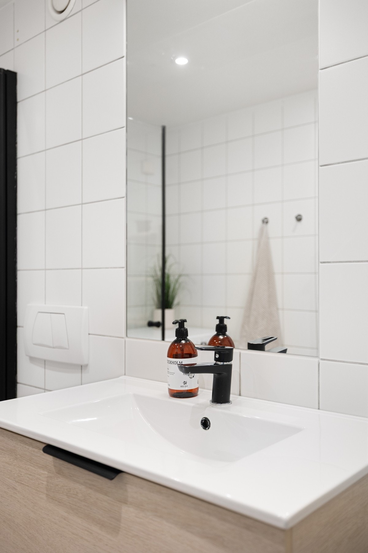 Badet fikk ny mikrosement på gulv i 2025, samt ny innredning og garnityr i 2022. Galleribilde